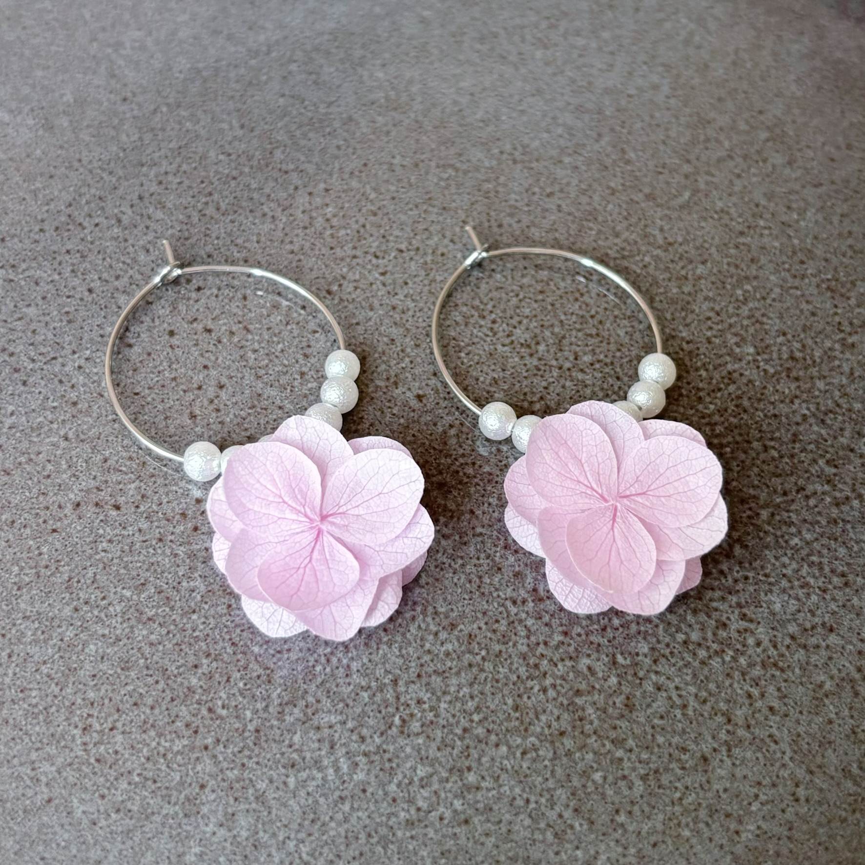 Créoles mariage fleurs stabilisées et perles blanches – bijou fait main Hana&Alice