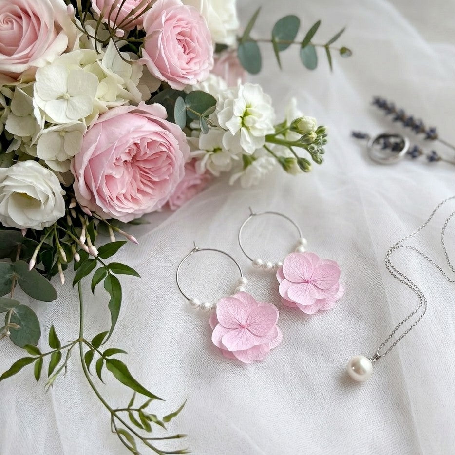 Boucles d’oreilles mariage fleurs stabilisées – création artisanale Hana&Alice