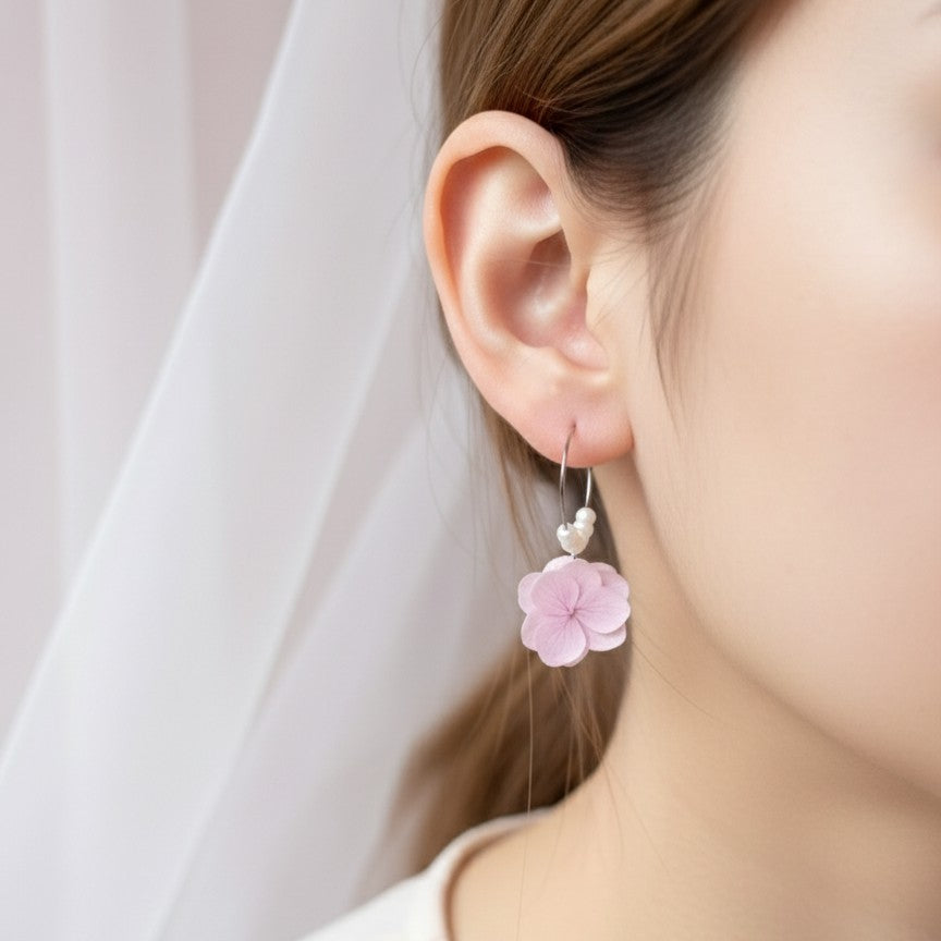 Boucles d’oreilles mariage fleurs stabilisées rose clair – créoles perles blanches fait main