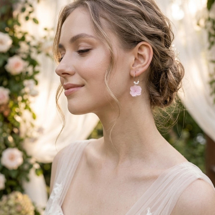Boucles d’oreilles fleurs stabilisées pour mariée – créoles élégantes avec perles