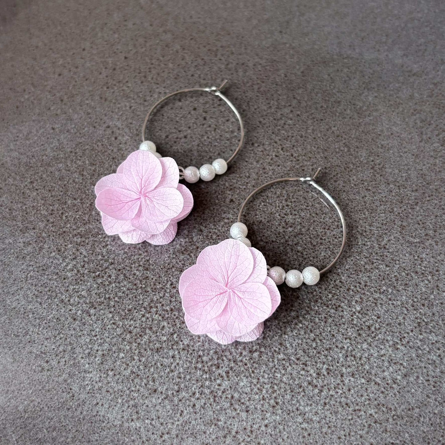 Créoles fleurs stabilisées pour mariée – hortensias rose clair bijoux cheveux Hana&Alice