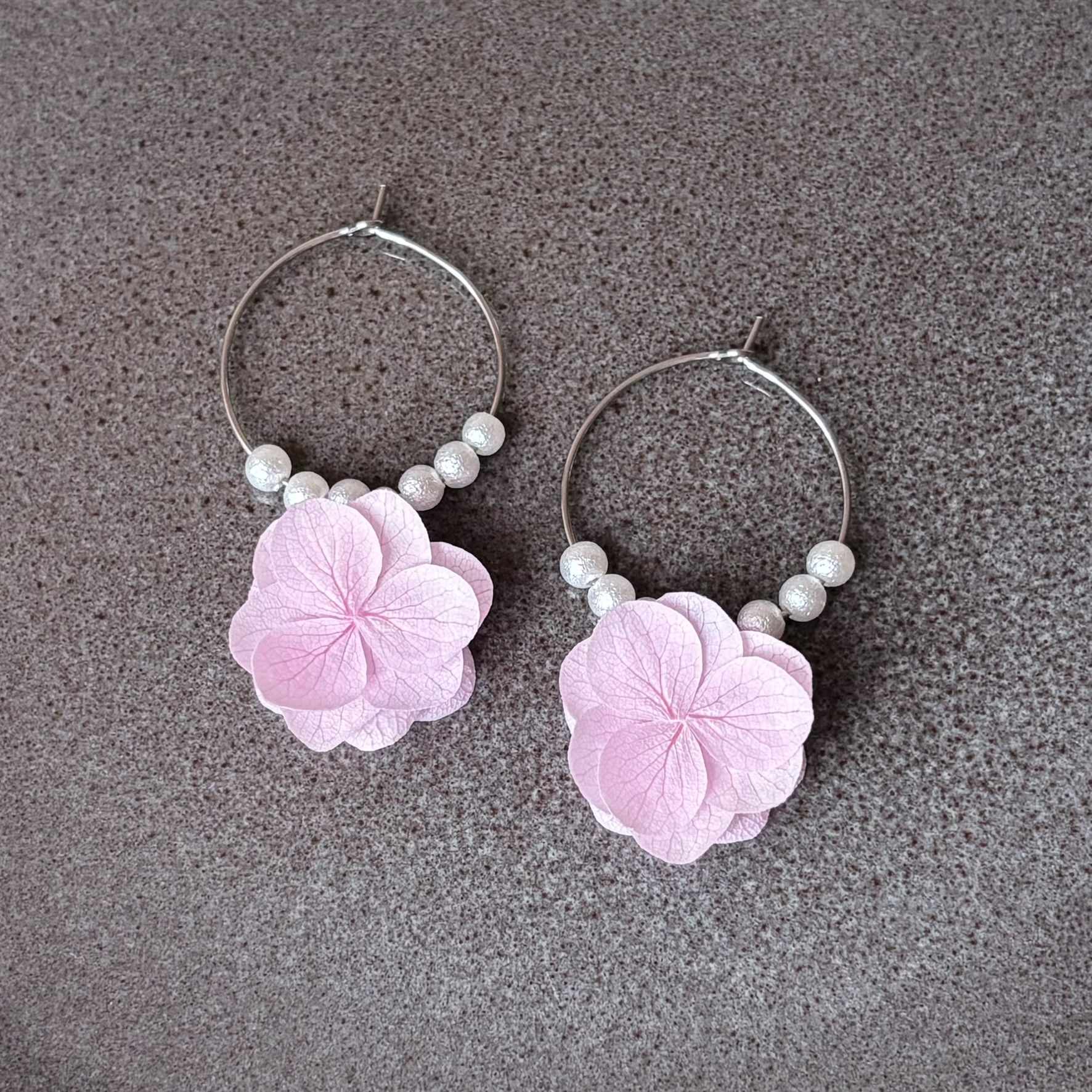 Créoles fleurs stabilisées rose clair et perles – bijoux mariage délicats