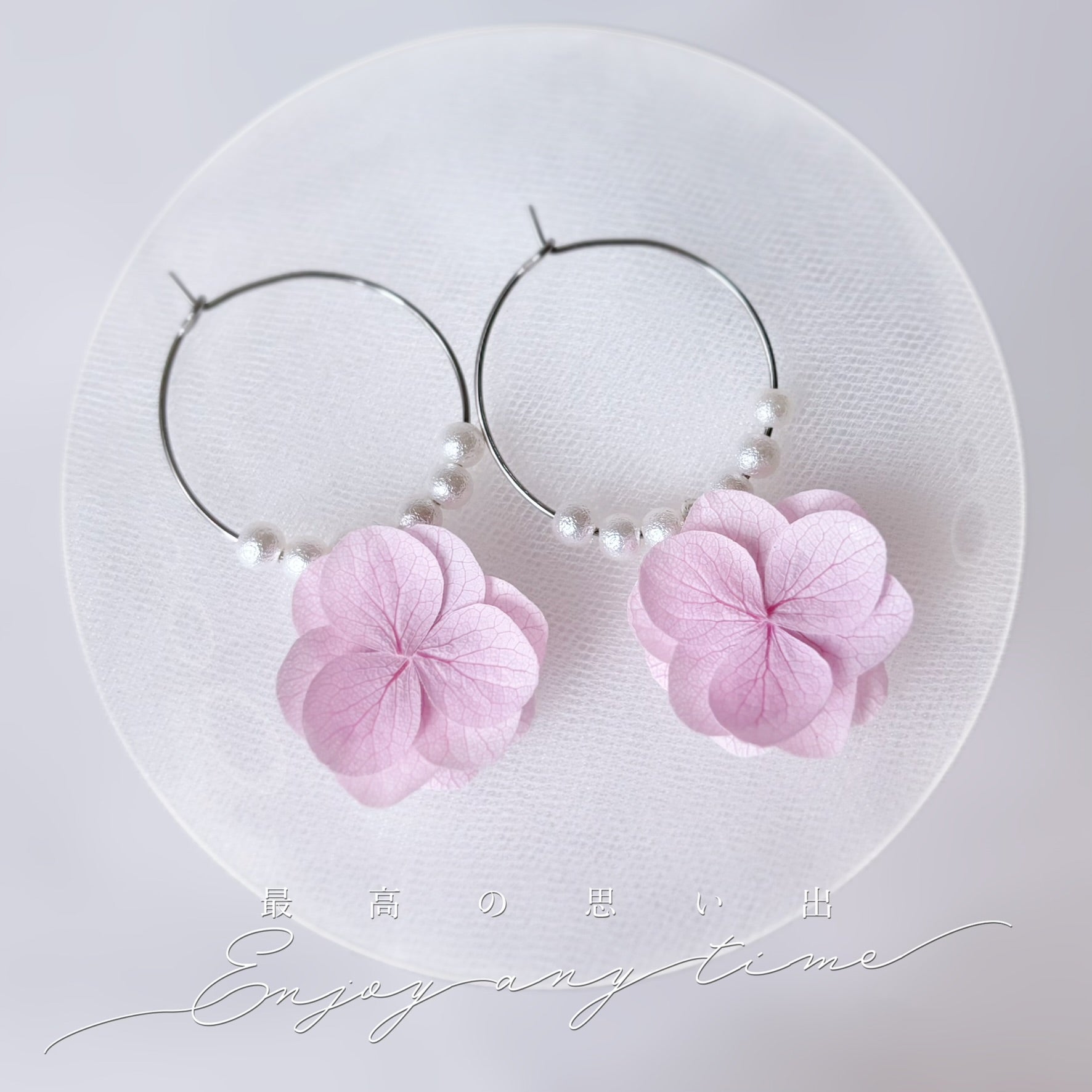 Créoles mariage hortensias stabilisés rose clair avec perles blanches – bijoux mariage Hana&Alice
