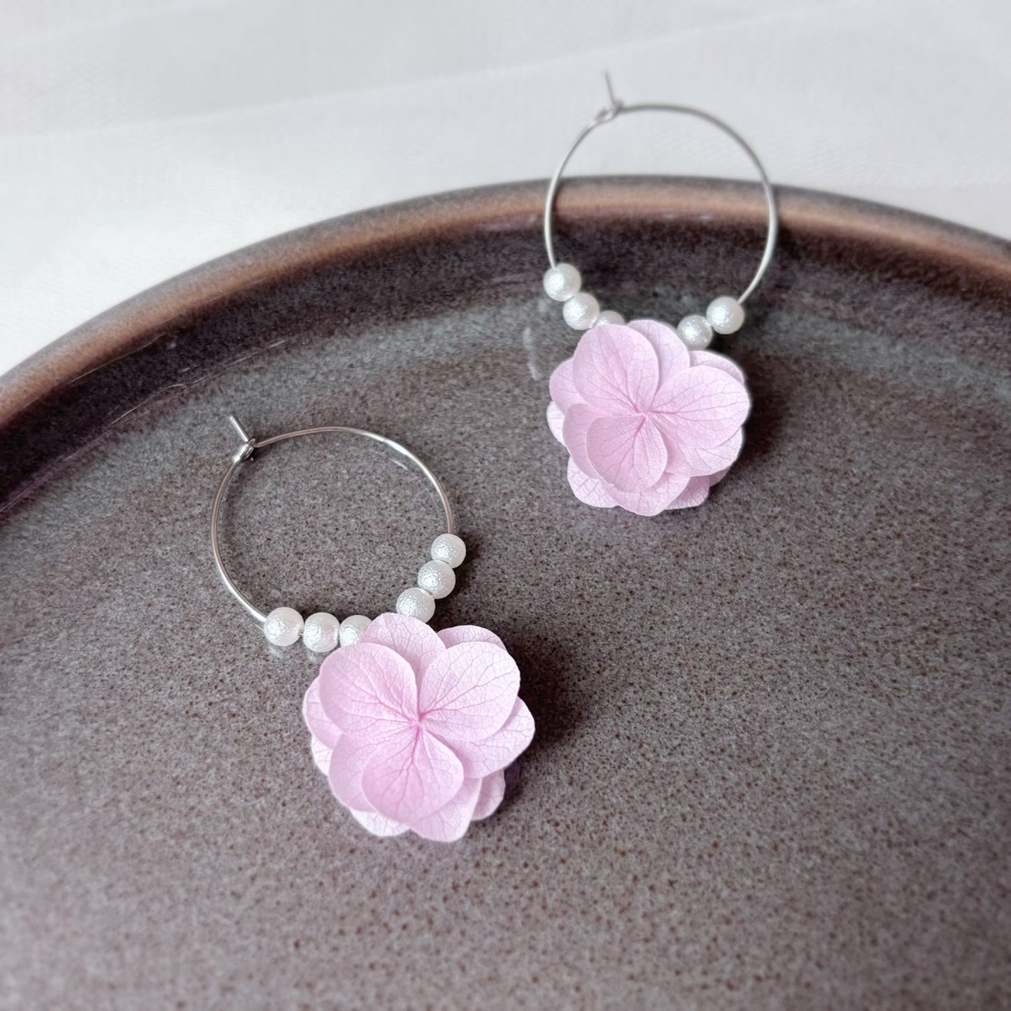 Créoles mariage fleurs stabilisées rose clair – bijoux mariage fait main Hana&Alice