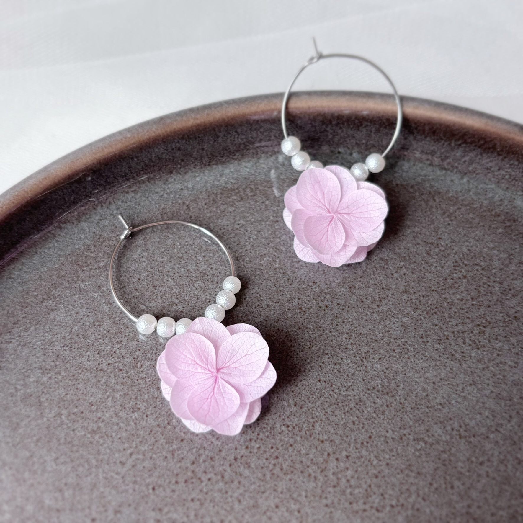 Créoles mariage fleurs stabilisées rose clair – bijoux mariage fait main Hana&Alice