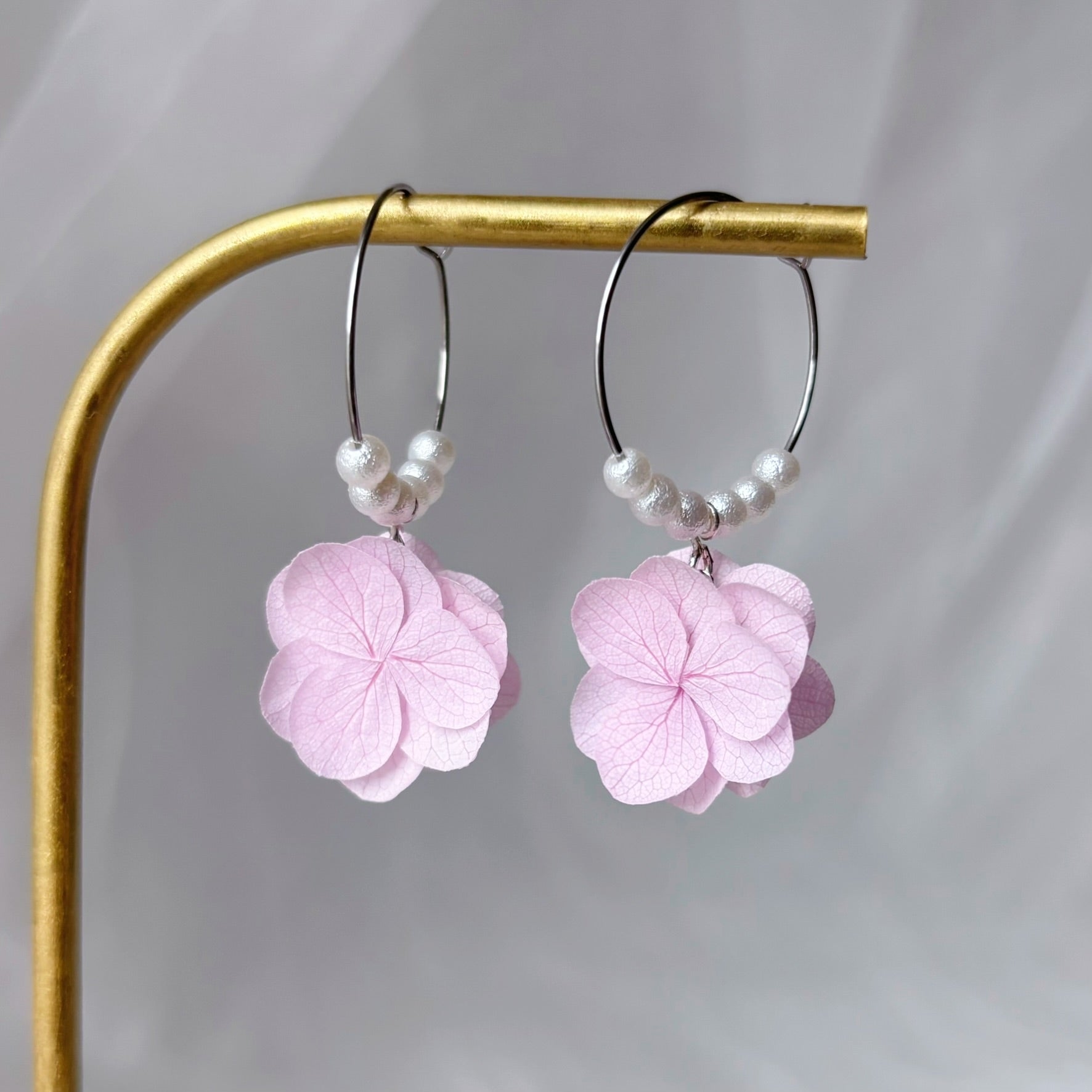 Créoles mariage hortensias rose clair stabilisés – bijou romantique pour mariée