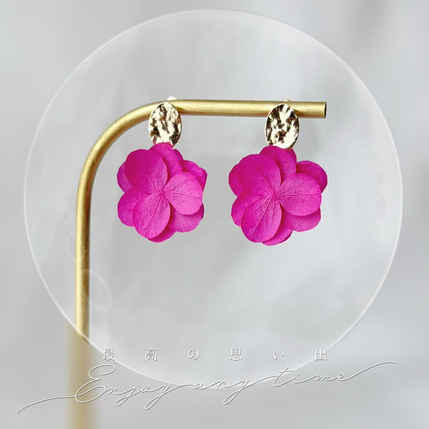 Bijoux mariage fleur rose fuchsia réalisés à la main avec de véritables pétales d’hortensias.
