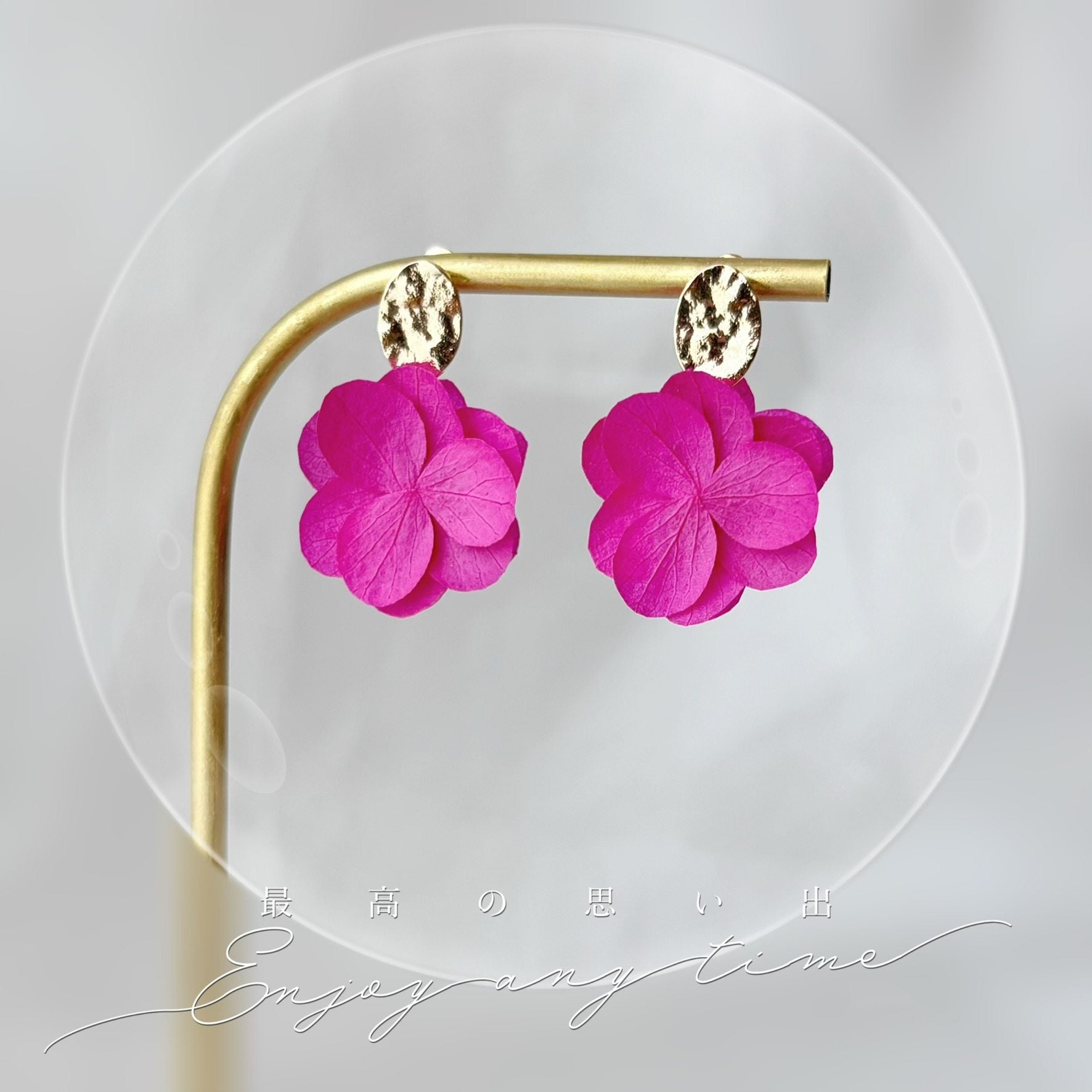 Bijoux mariage fleur rose fuchsia réalisés à la main avec de véritables pétales d’hortensias.