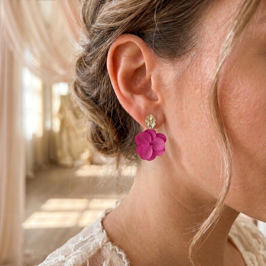 Boucles d'oreilles demoiselles d'honneur en fleurs stabilisées rose fuchsia, élégantes et poétiques.