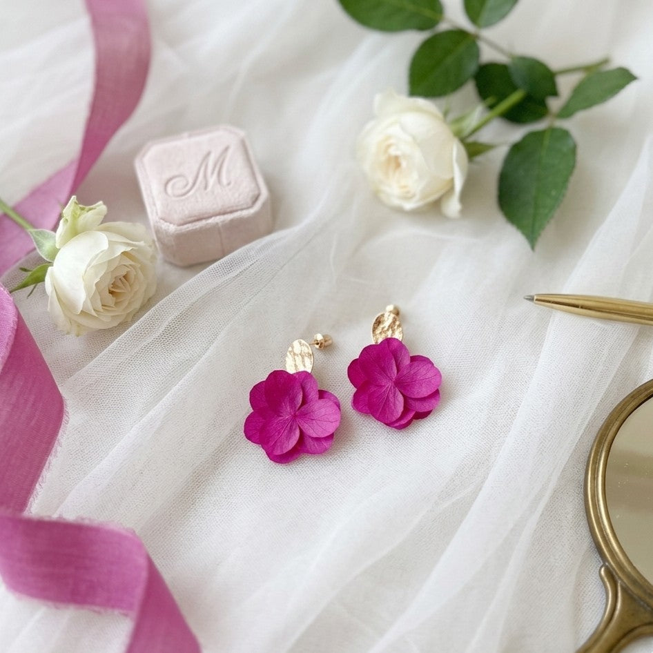 Boucles d'oreilles florales Hana&Alice en fleurs stabilisées pour mariage bohème chic.
