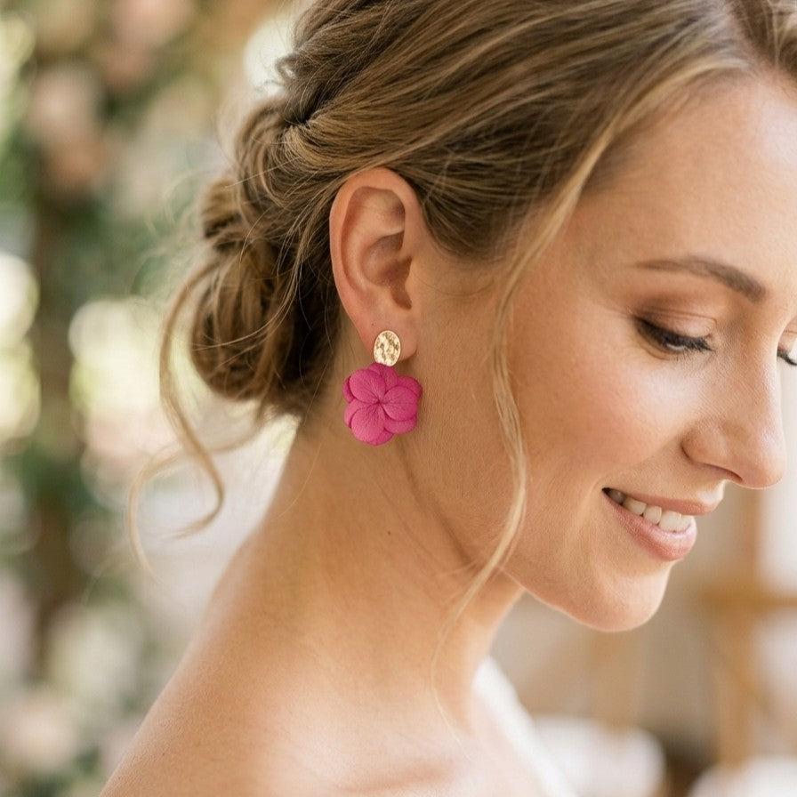 Bijoux demoiselles d'honneur en hortensias stabilisés rose fuchsia, fabrication artisanale française.