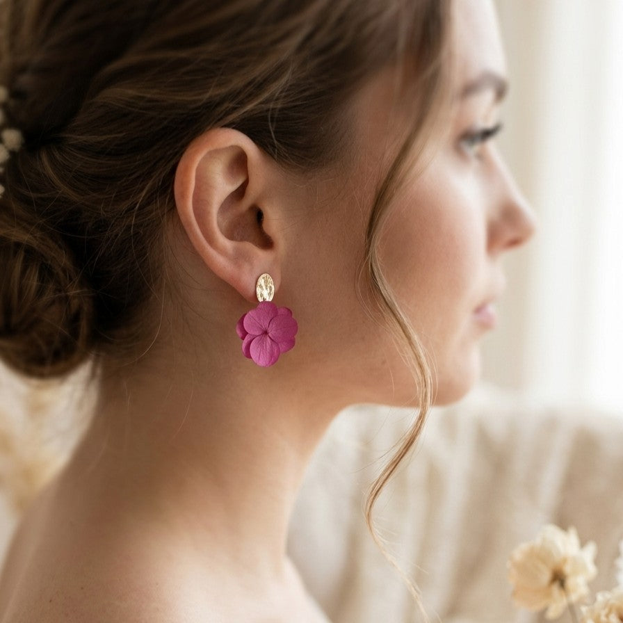 Parure bijoux mariage en fleurs stabilisées rose fuchsia pour mariée et témoins assorties.