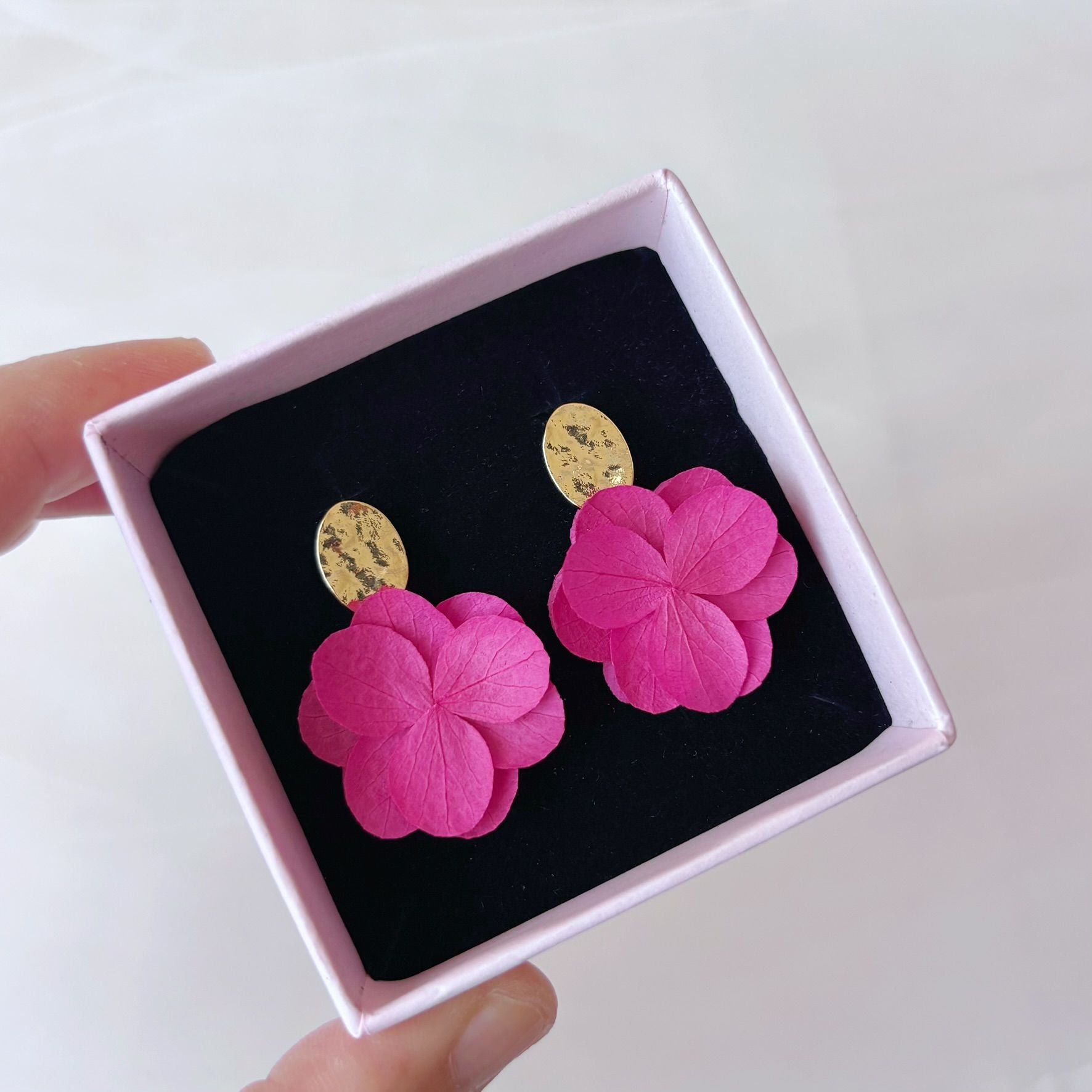 Création artisanale Hana&Alice en hortensias stabilisés pour mariée moderne et romantique.
