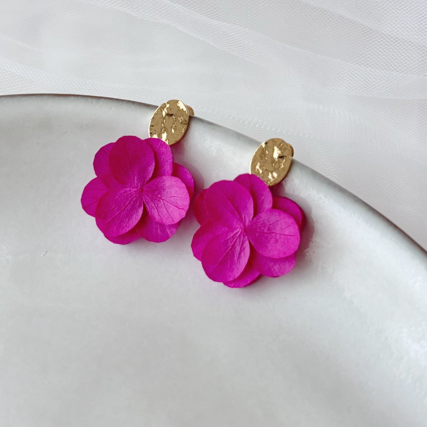 Boucles d'oreilles mariage rose fuchsia avec fleurs naturelles stabilisées et clou martelé argenté.
