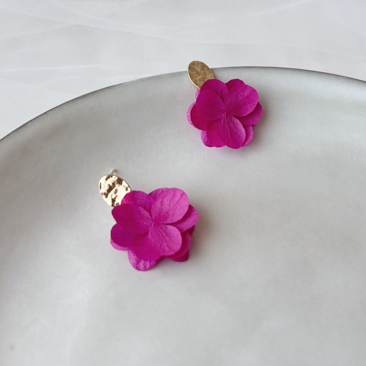 Bijoux mariage fleurs hortensias stabilisés pour compléter une parure de mariage colorée.
