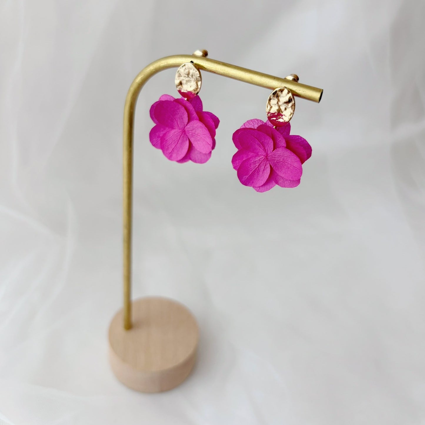 Boucles d'oreilles invitée mariage rose fuchsia en fleurs stabilisées, faites main avec soin.