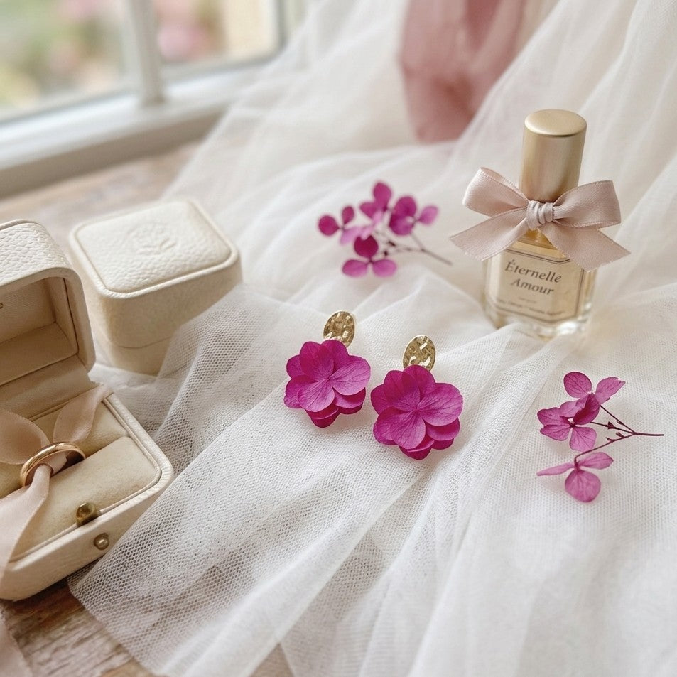 Bijoux mariage chic et originaux en fleurs d’hortensias stabilisés rose fuchsia.