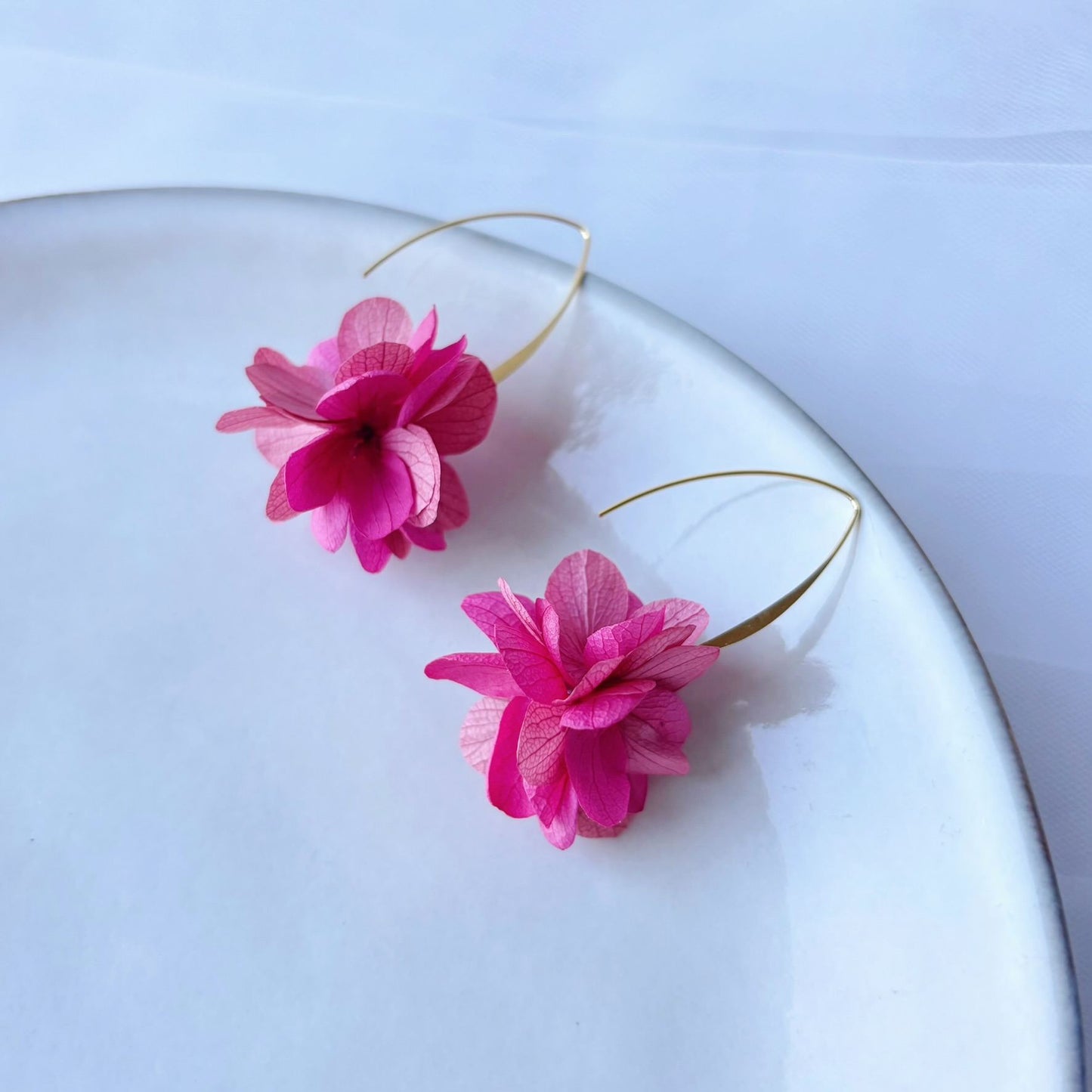 boucles d’oreilles mariage bohème avec fleurs stabilisées fuchsia et vieux rose