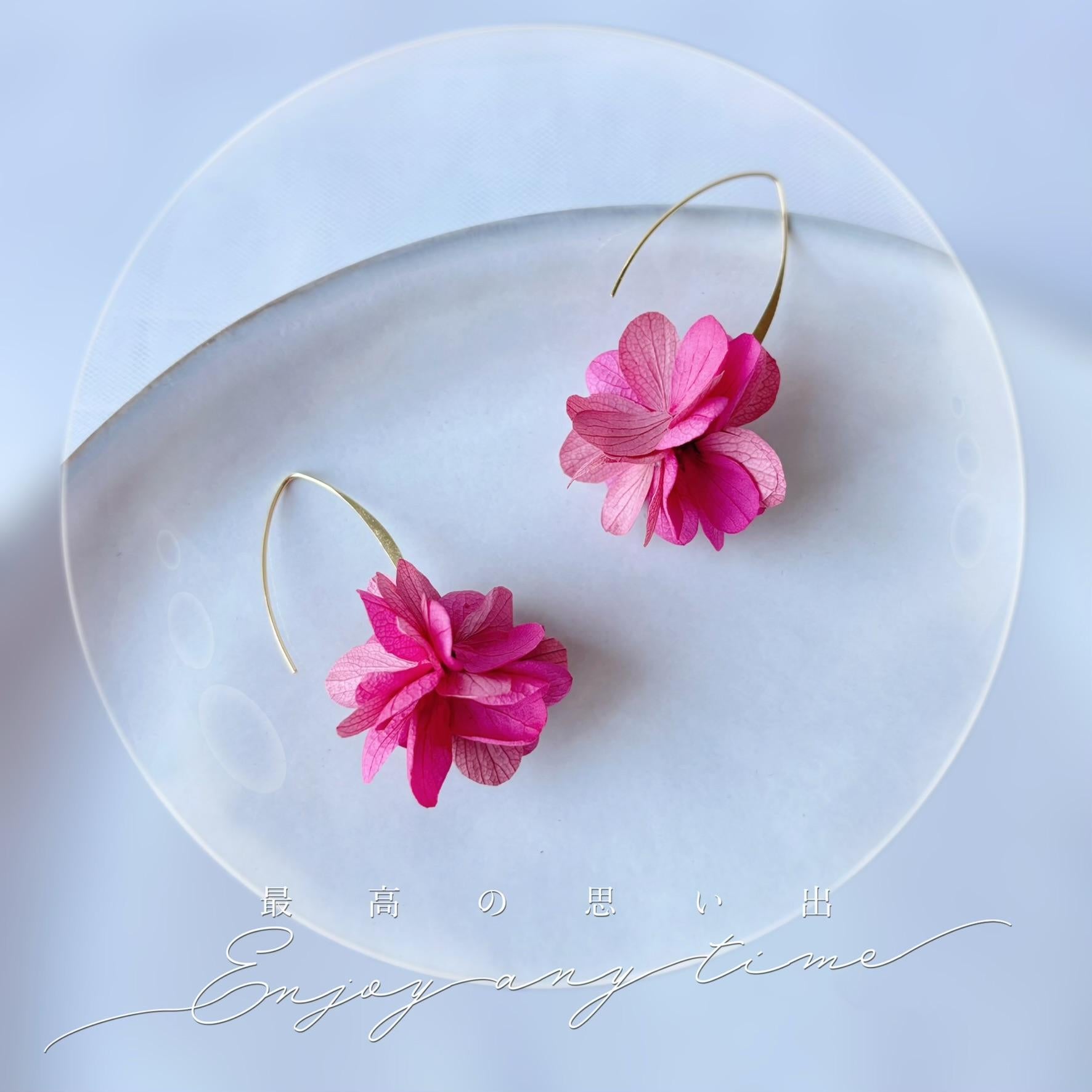 boucles pendantes avec fleurs stabilisées pour mariée audacieuse et moderne