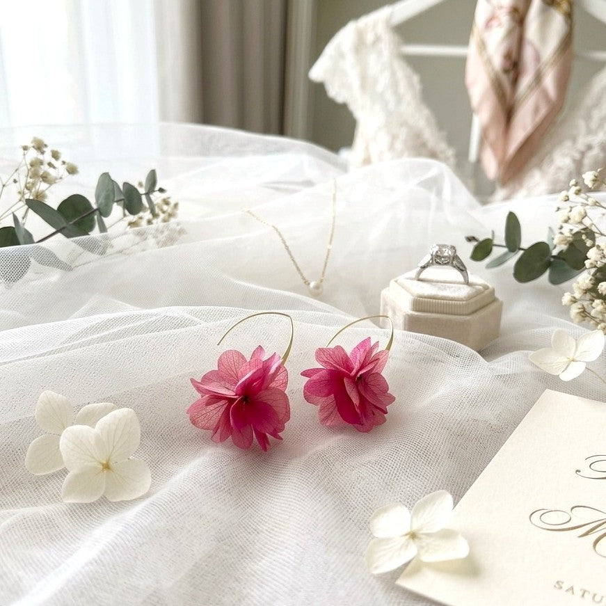boucles d’oreilles artisanales mariage avec hortensias colorés fuchsia