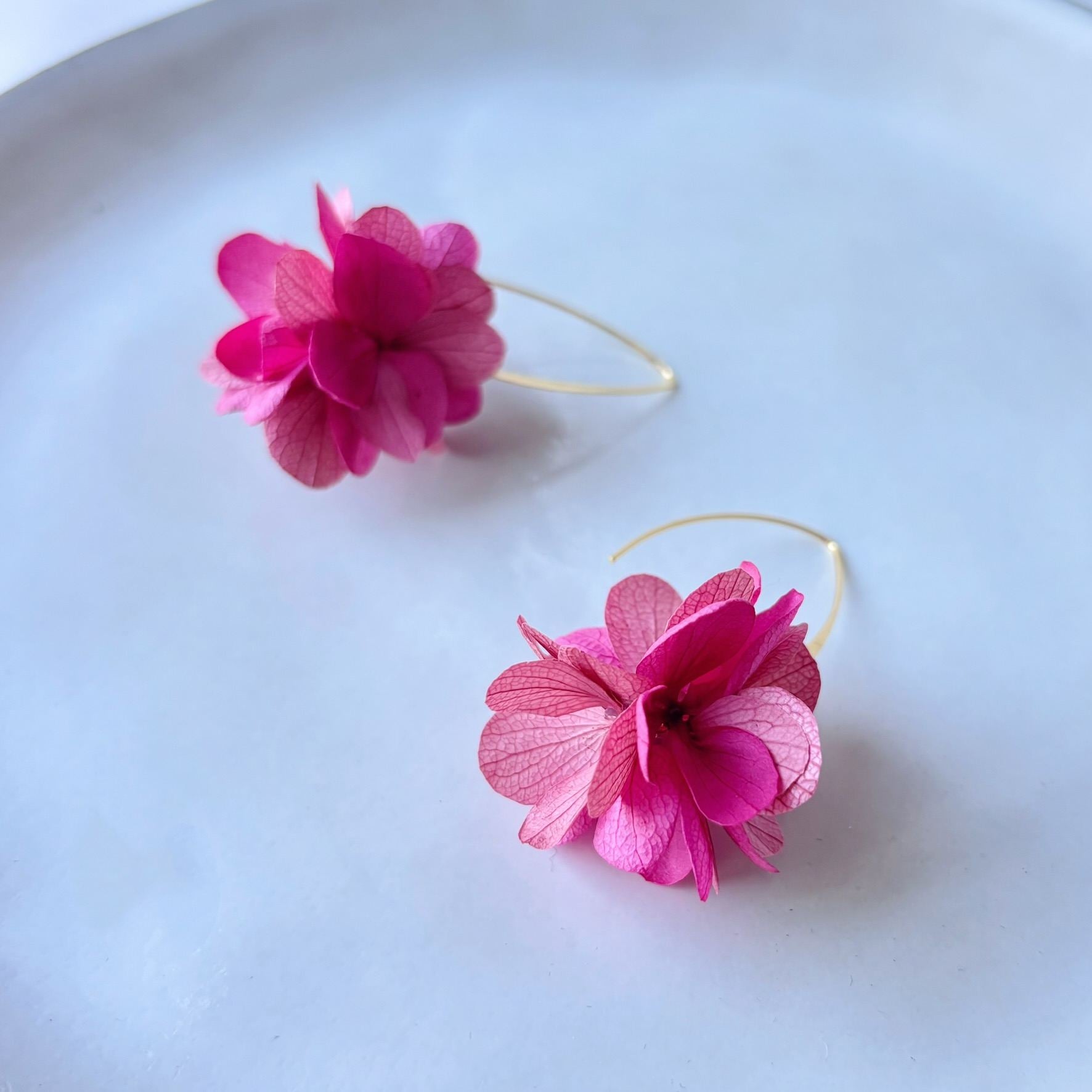boucles d’oreilles pendantes fleurs naturelles pour mariage thème coloré