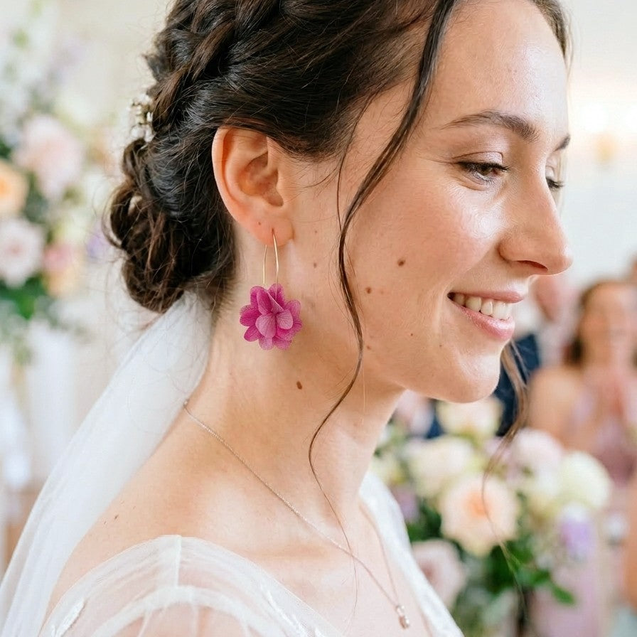 boucles d’oreilles mariage avec hortensia fuchsia pour style féminin et élégant