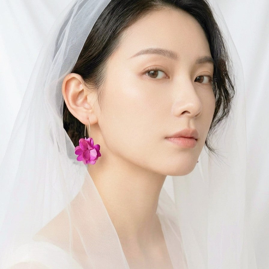 boucles d’oreilles fleurs naturelles pour mariage romantique et moderne