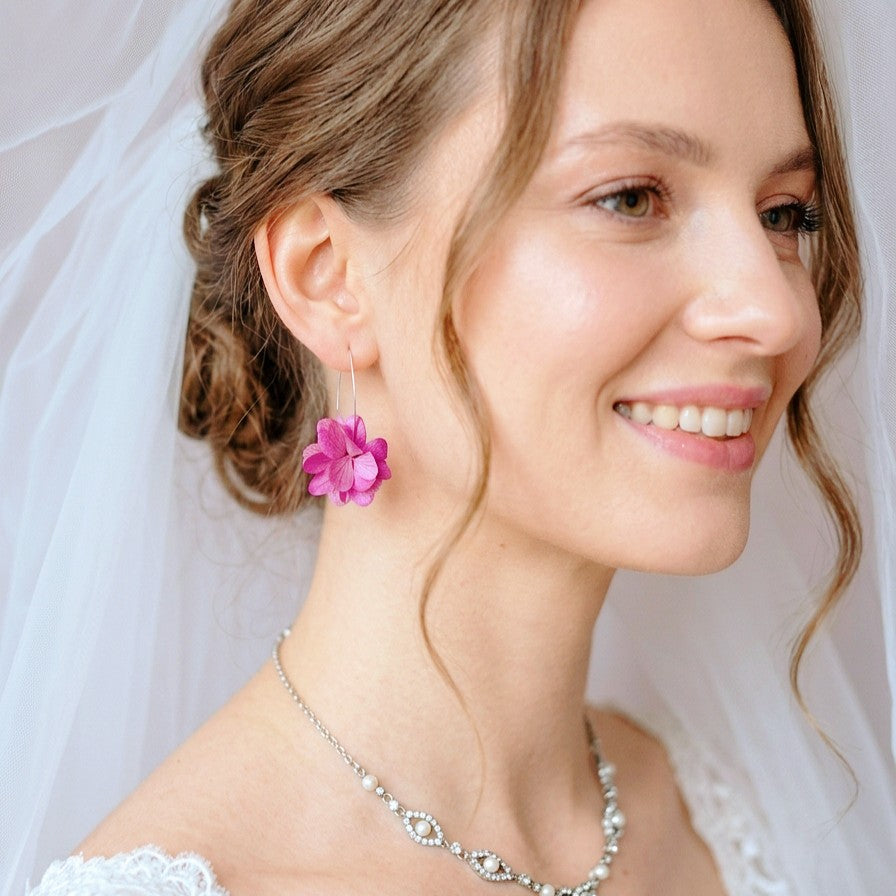 bijoux floraux avec hortensias stabilisés pour tenue de cérémonie colorée