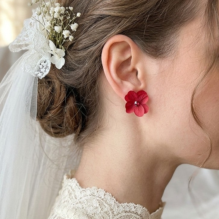 Cadeau demoiselles d’honneur : boucles d’oreilles mariage fuchsia en fleurs stabilisées