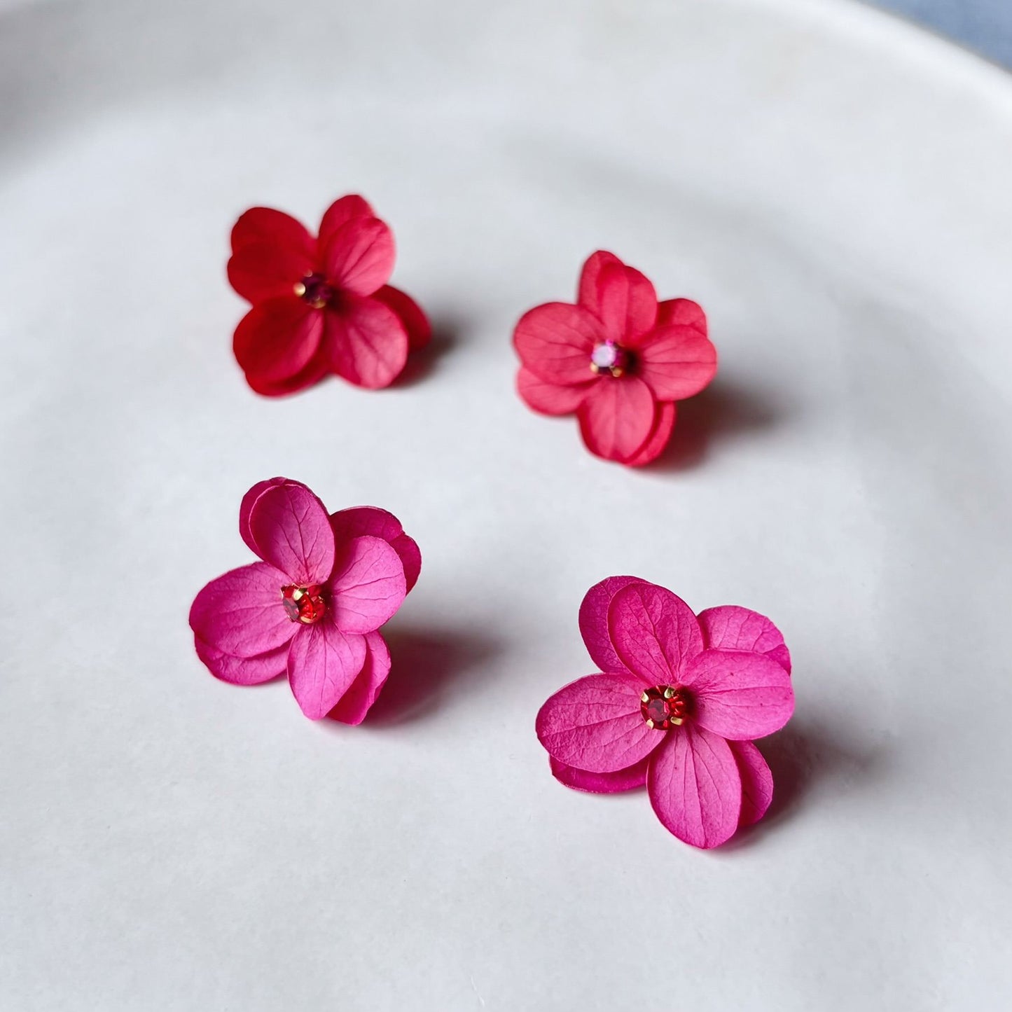 Bijoux mariage fleur stabilisées fuchsia : boucles d’oreilles artisanales en hortensias stabilisés