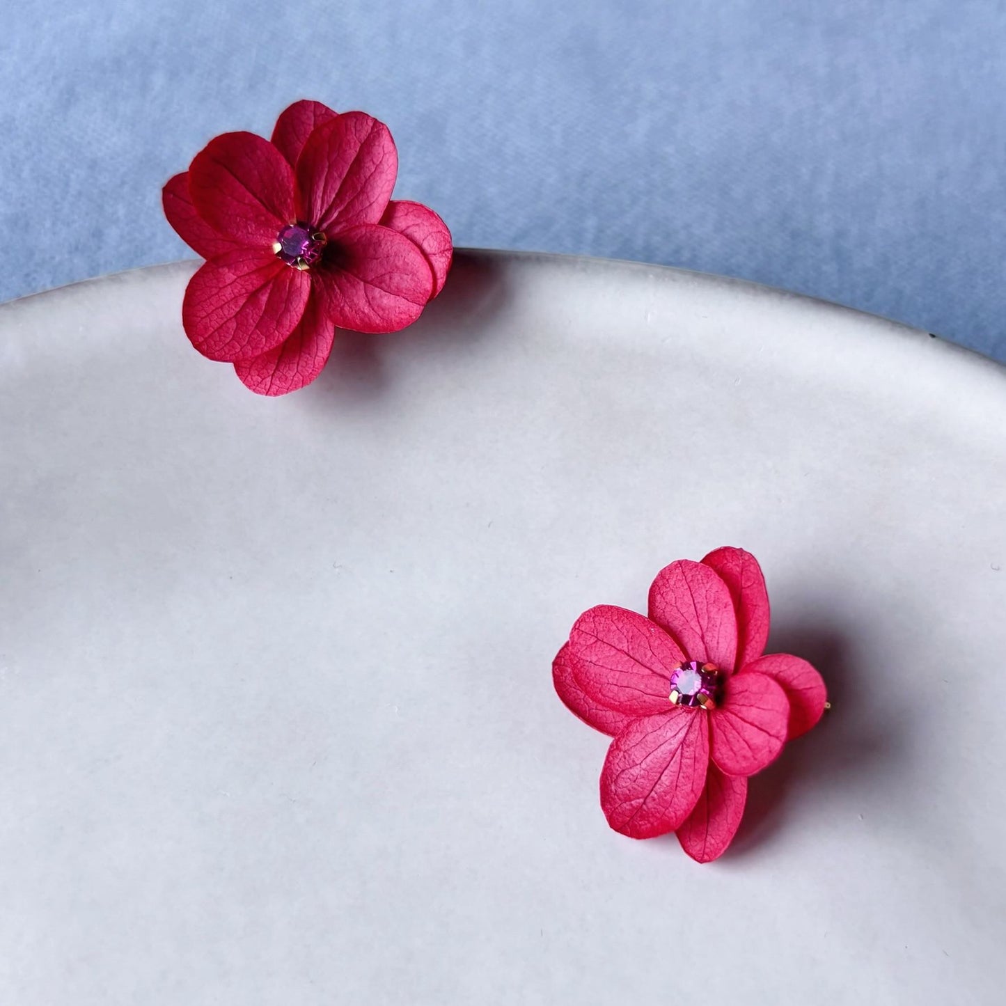 Bijoux mariage floraux : boucles d’oreilles rouges et fuchsia, artisanat français.