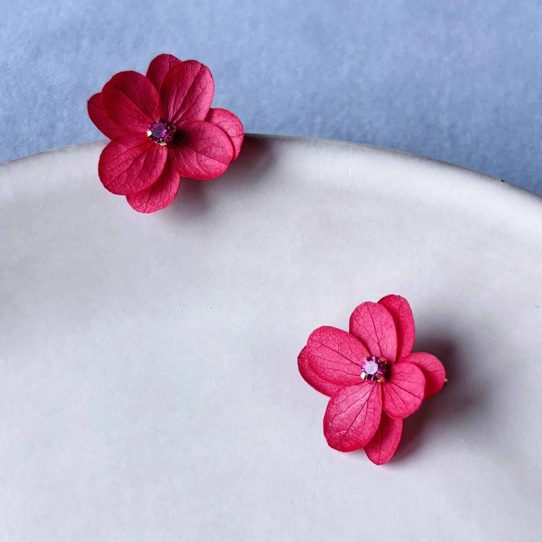 Cadeau témoins mariage : boucles d’oreilles fleurs stabilisées fuchsia faites main