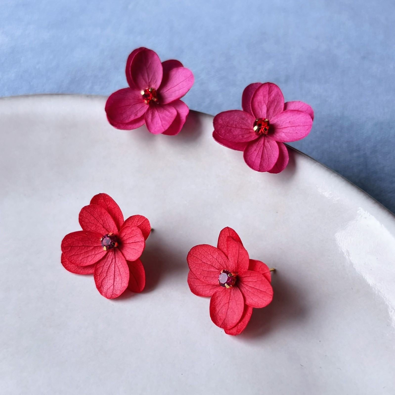 Boucles d’oreilles fleurs stabilisées fuchsia, bijoux mariage artisanaux Hana&Alice