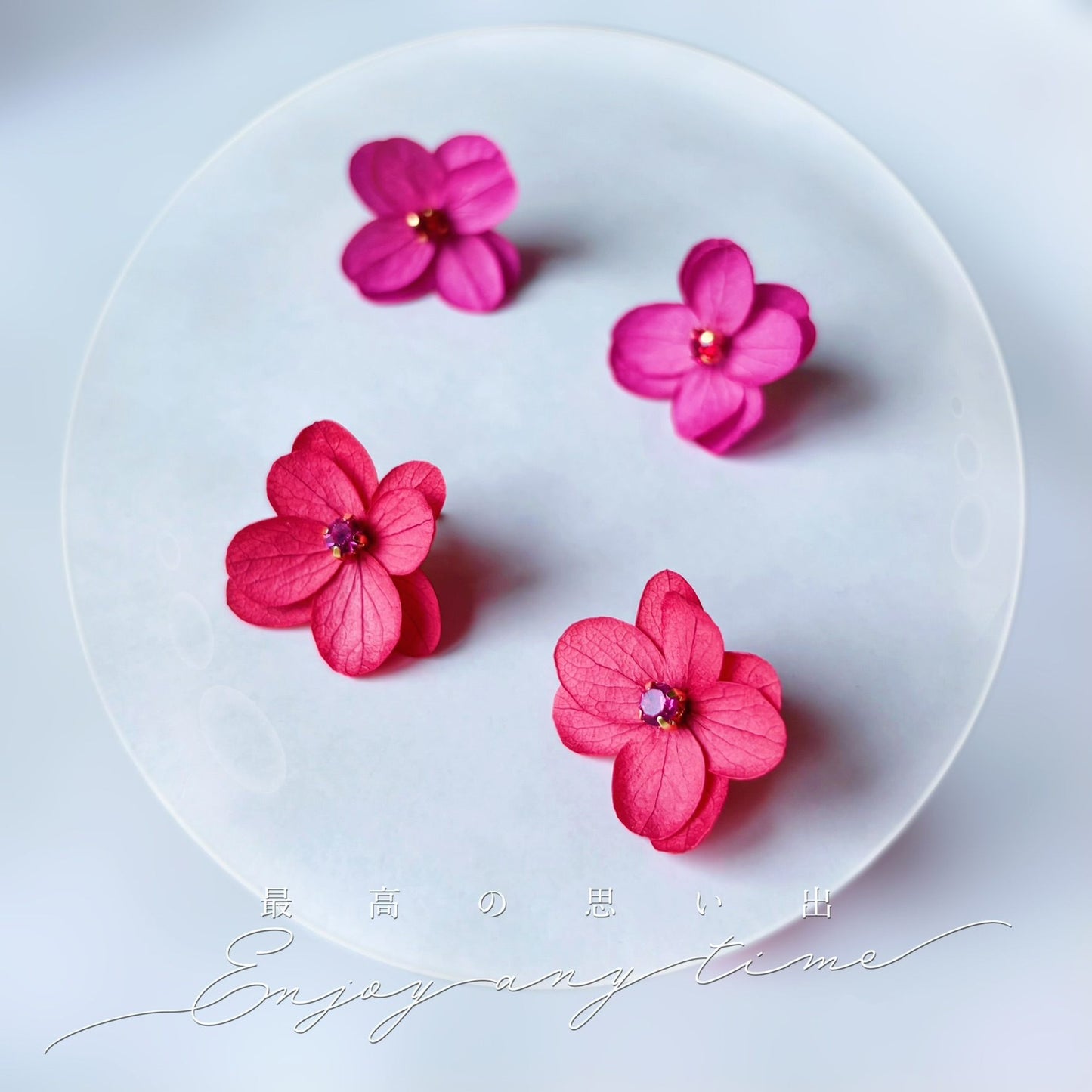 Cadeau demoiselles d’honneur : boucles d’oreilles mariage fuchsia en fleurs stabilisées