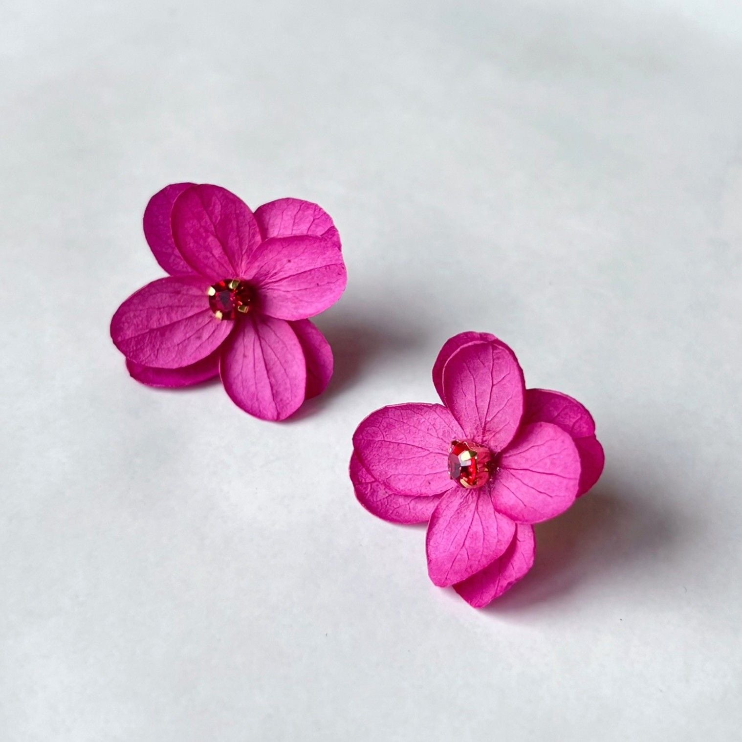 Boucles d’oreilles mariage fuchsia faites main, fleurs stabilisées et strass scintillant Hana&Alice