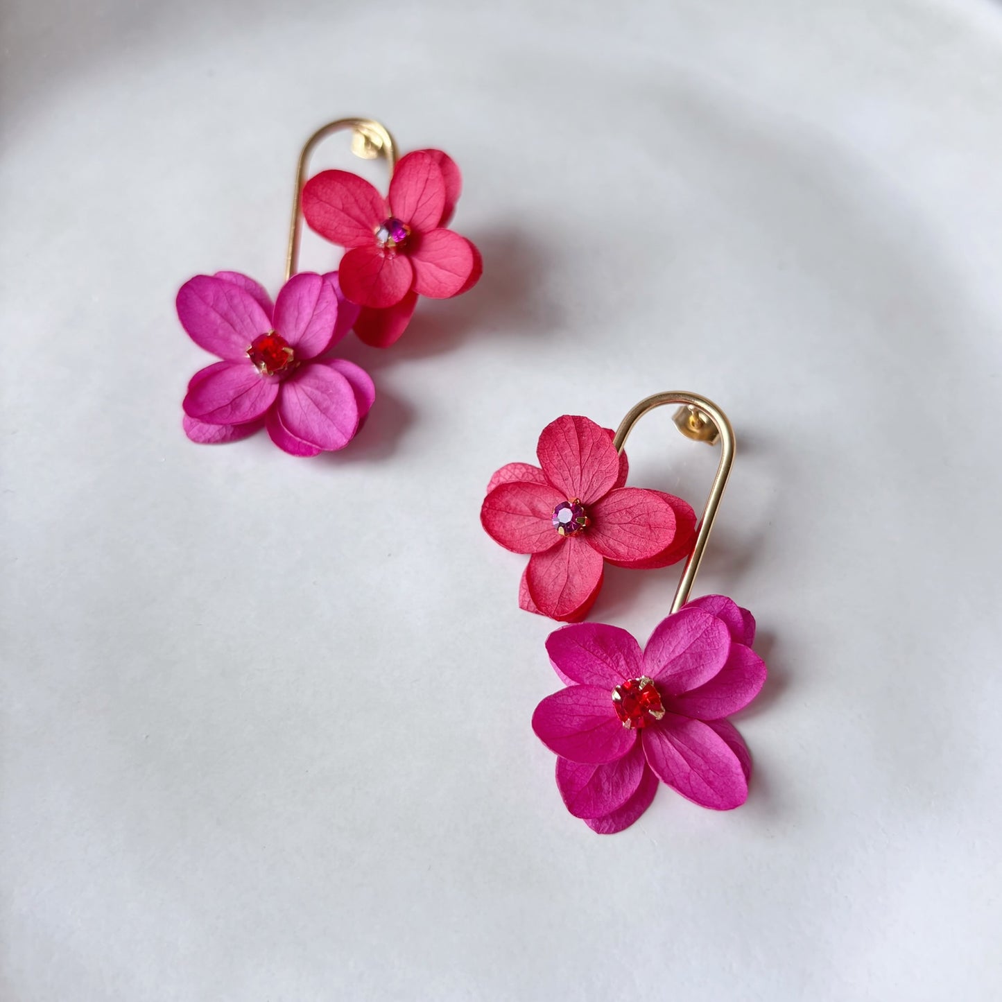 Boucles d’oreilles Hana&Alice mariage, fleurs stabilisées rouge et rose fuchsia, parure élégante.