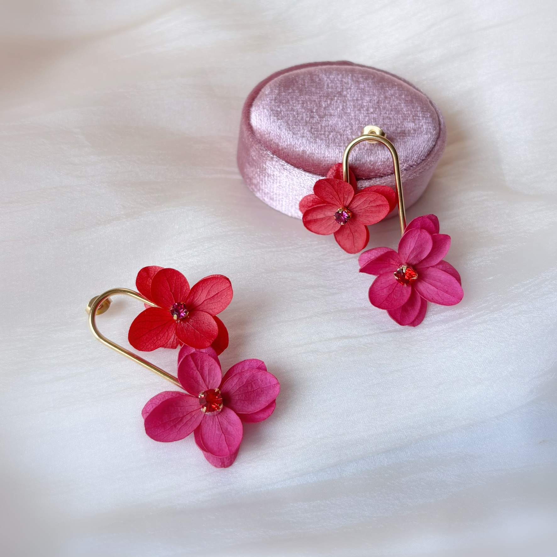 Bijoux mariage artisanaux Hana&Alice, parure rouge et rose fuchsia en fleurs stabilisées et strass.