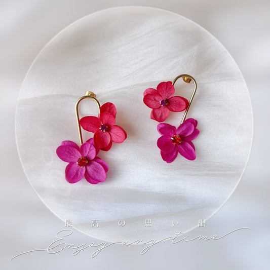 Boucles d’oreilles Hana&Alice en fleurs stabilisées rouge et rose fuchsia, strass, bijou mariage unique.