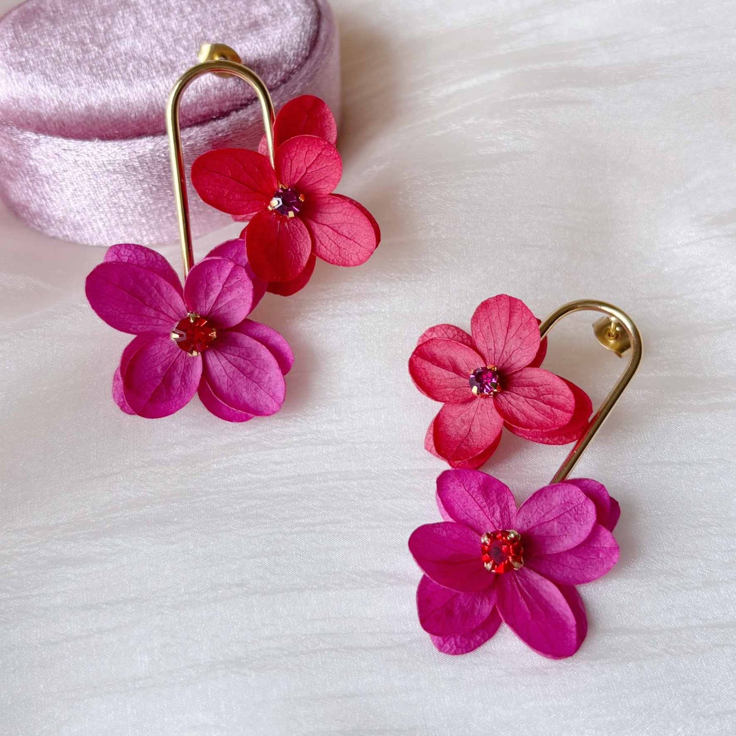 Bijoux mariage fait main, boucles d’oreilles rouge et fuchsia en hortensias stabilisés avec strass.