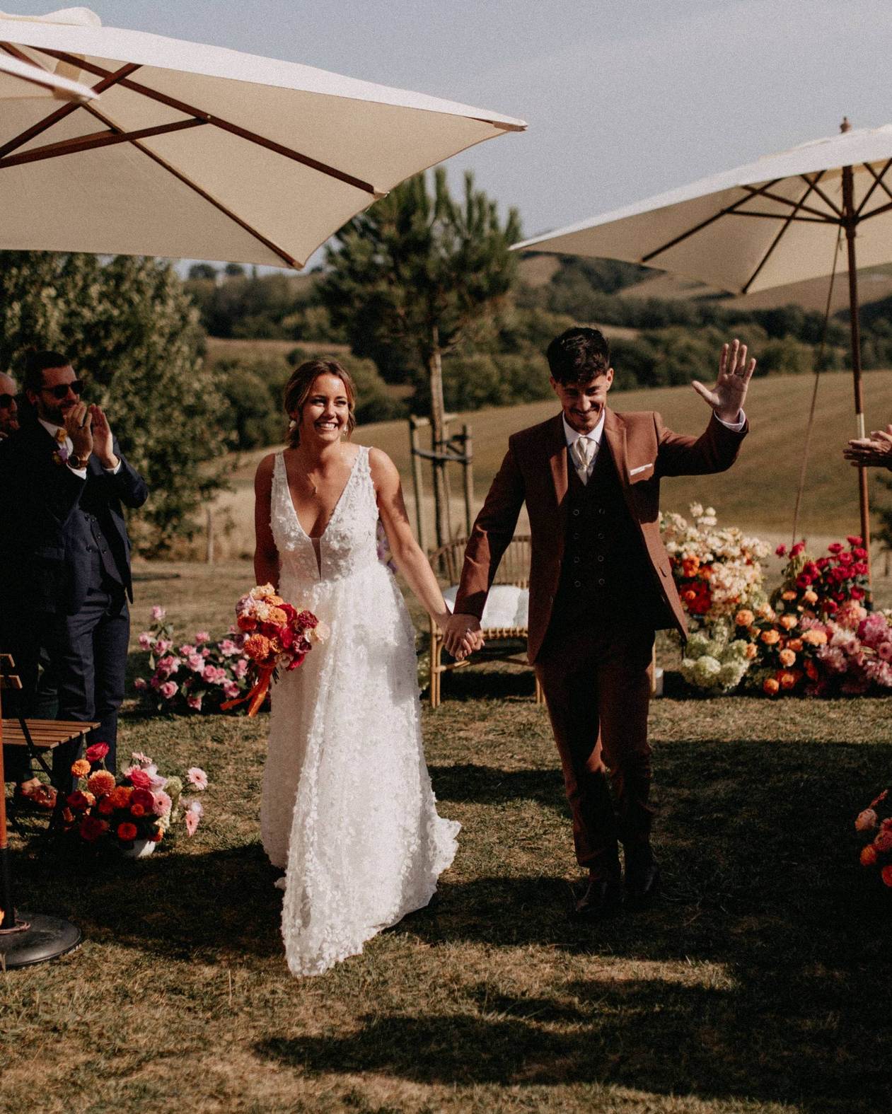 Boucles d'oreilles pour mariage en fleurs stabilisées blanche et perle goutte en verre avec motif floral, parfaites pour un style floral et romantique.