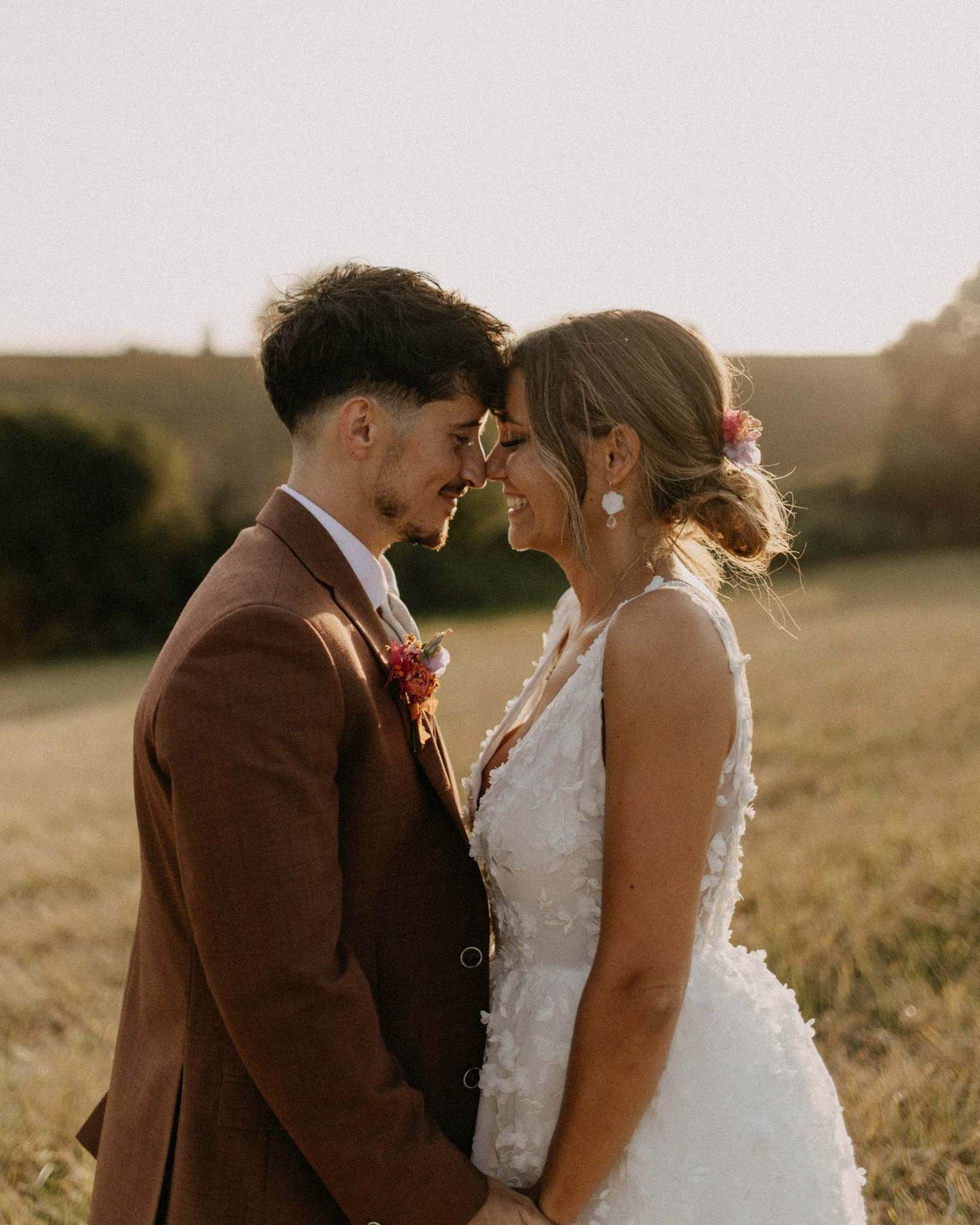 Bijoux faits main pour mariage : boucles d'oreilles élégantes en fleurs stabilisées blanches, parfaites pour un style floral et romantique.