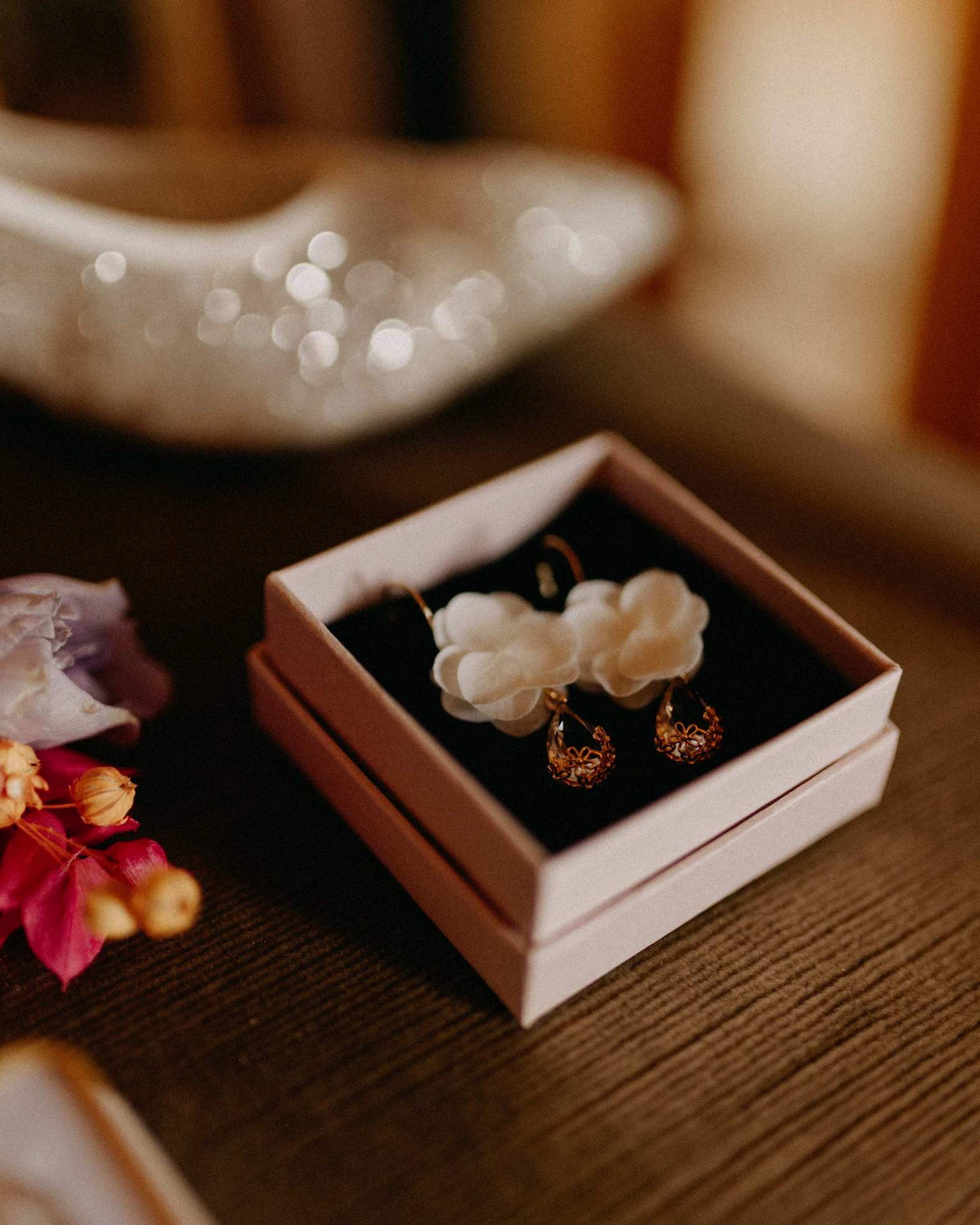 Boucles d'oreilles mariage chic avec pétales d'hortensias stabilisés blancs crème et perle cristal en forme de goutte, création artisanale Hana&Alice.