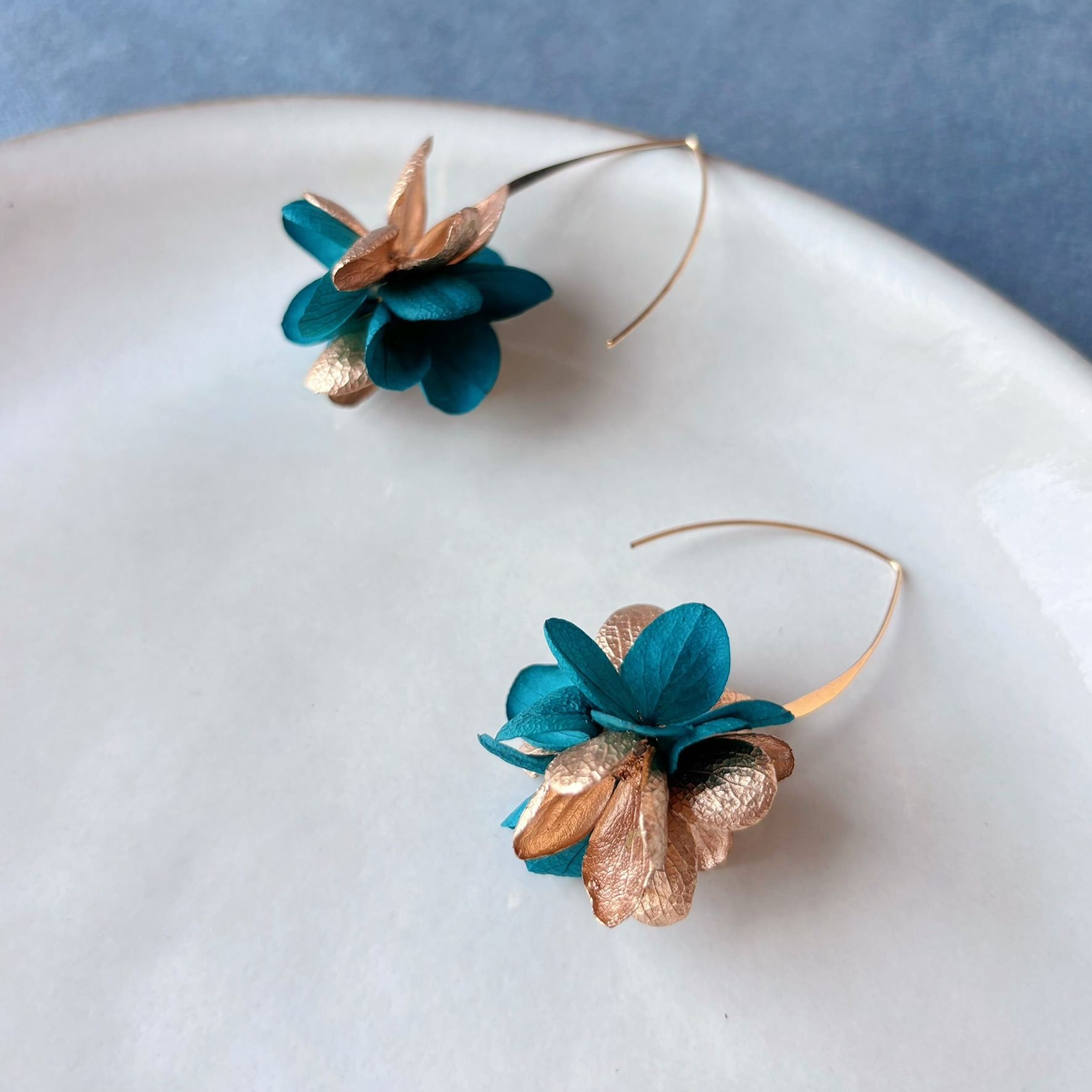 Accessoire mariage vert paon en fleurs stabilisées, boucles d’oreilles faites main bohème chic