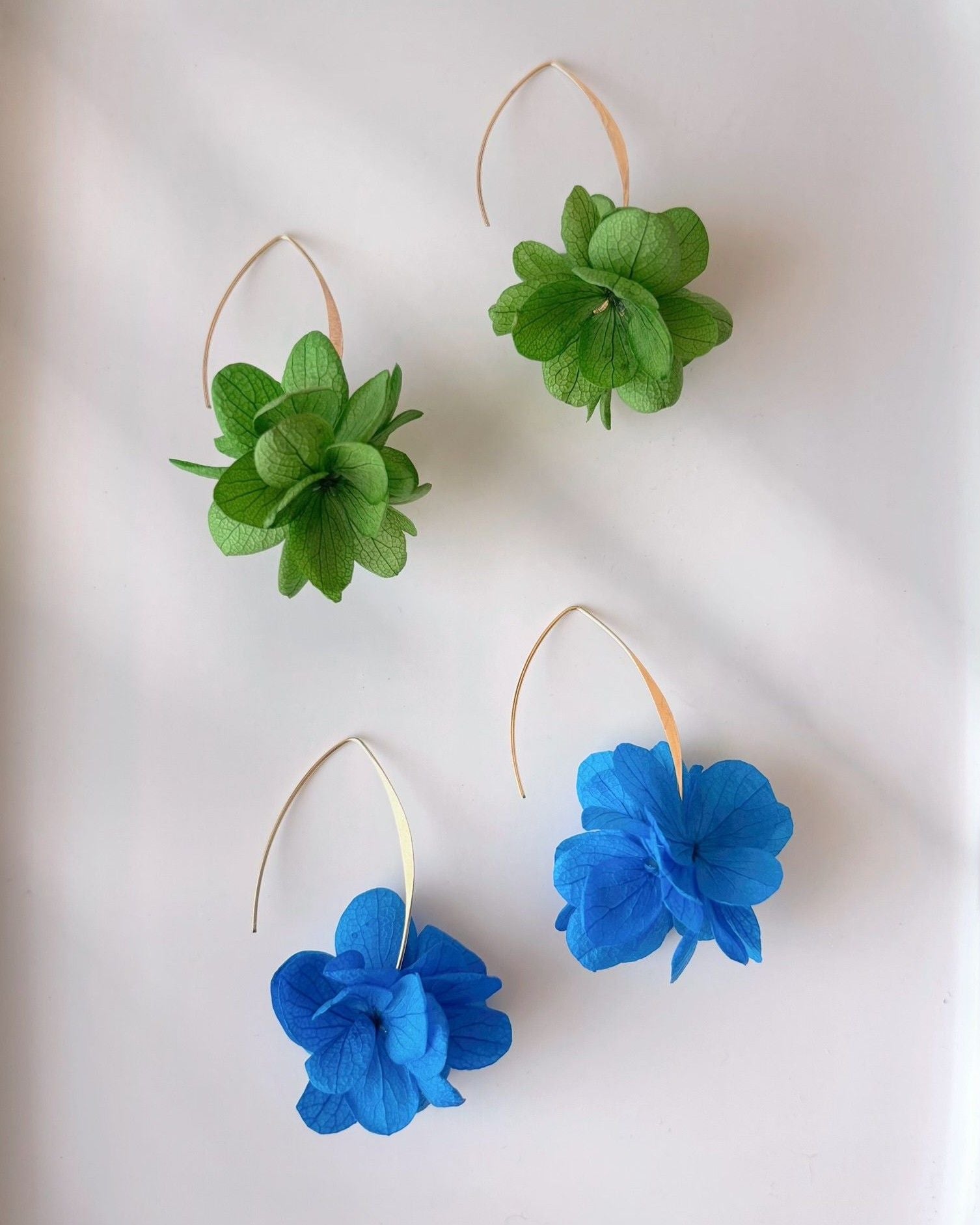 Boucles d’oreilles fleurs stabilisées vertes pour mariage romantique. Bijoux floraux mariage faits main, boucles d’oreilles vertes Hana&Alice.