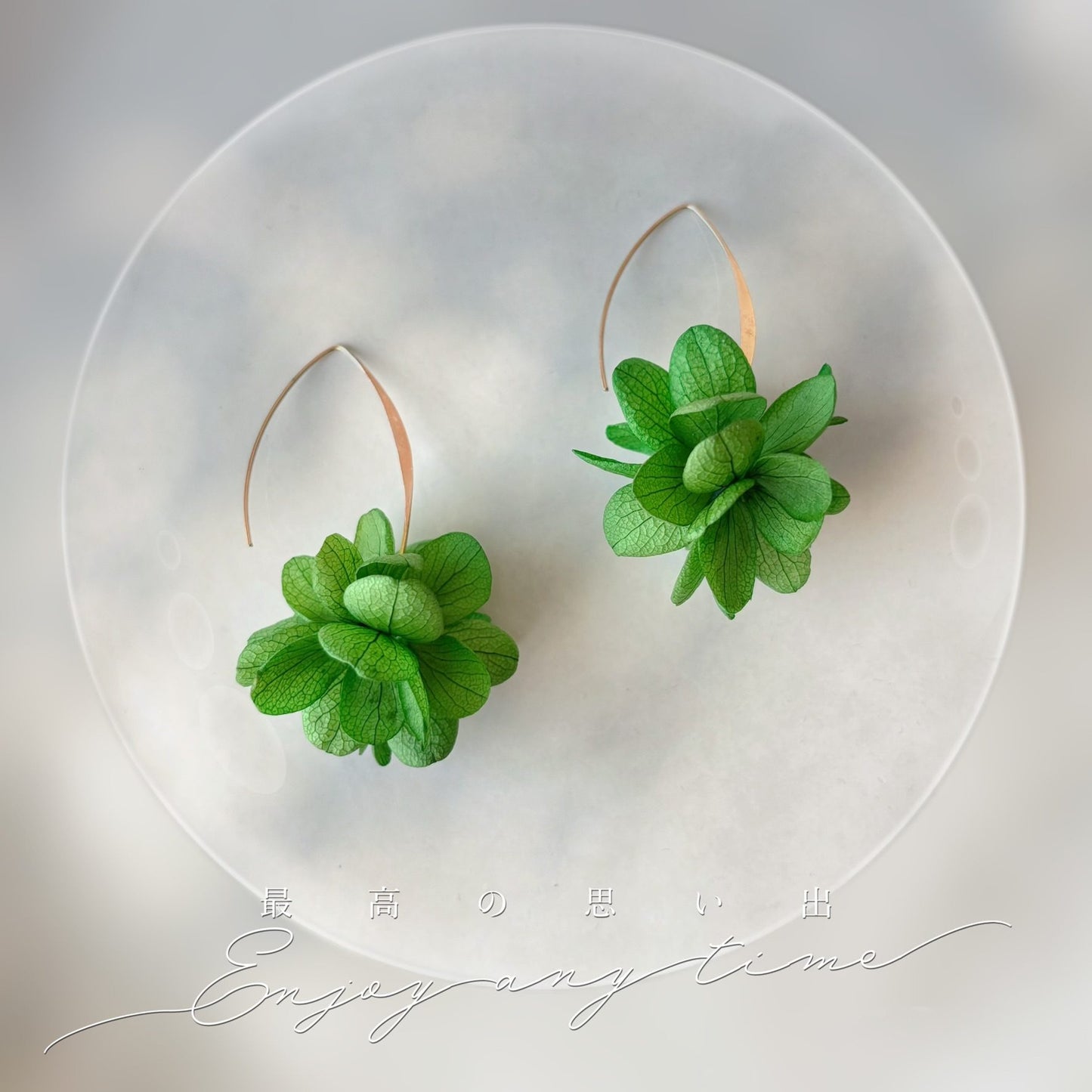 Boucles d’oreilles mariage en fleurs d’hortensia vert stabilisées, faites main. Élégance poétique pour mariée ou demoiselles d’honneur.