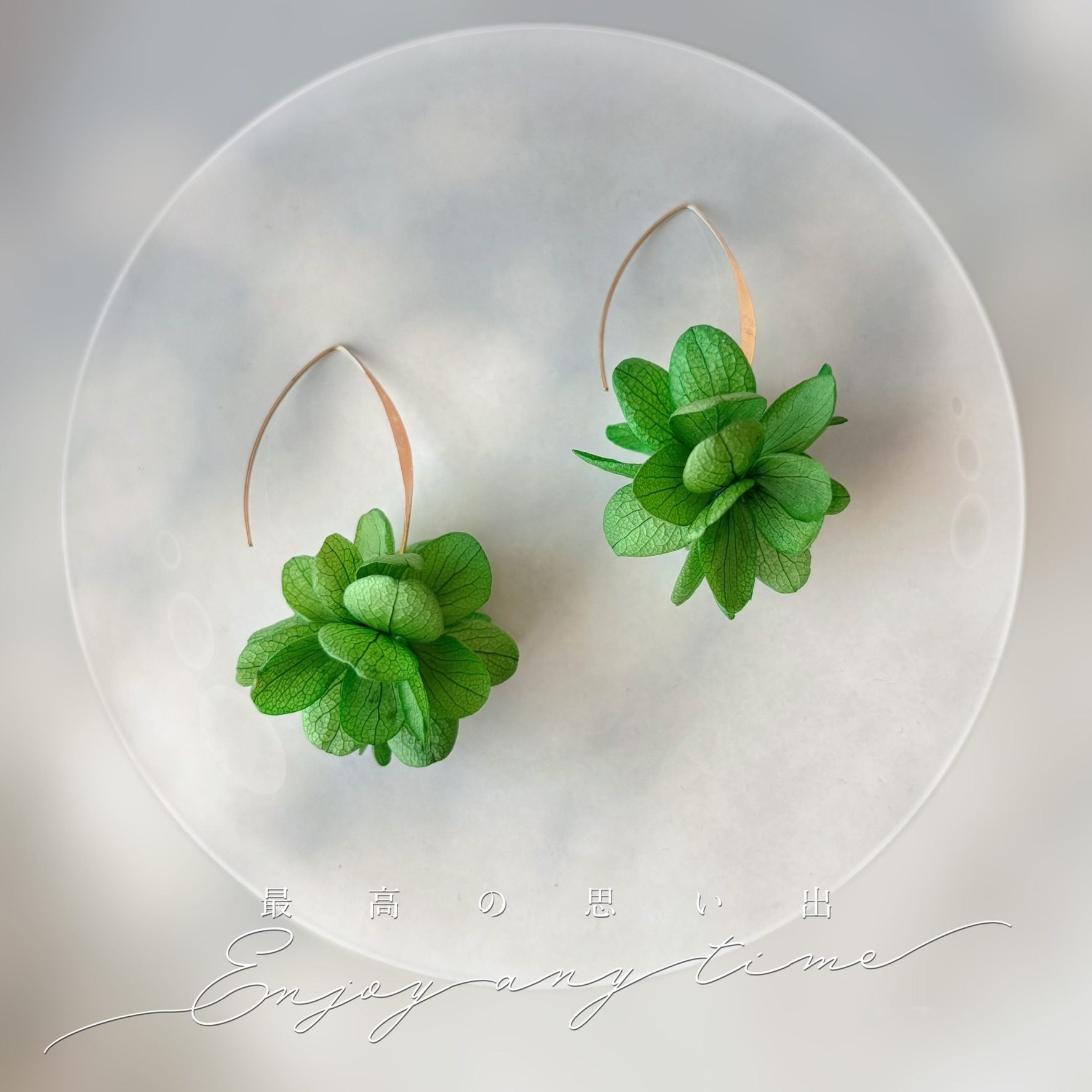 Boucles d’oreilles mariage en fleurs d’hortensia vert stabilisées, faites main. Élégance poétique pour mariée ou demoiselles d’honneur.