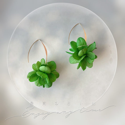 Boucles d’oreilles mariage en fleurs d’hortensia vert stabilisées, faites main. Élégance poétique pour mariée ou demoiselles d’honneur.