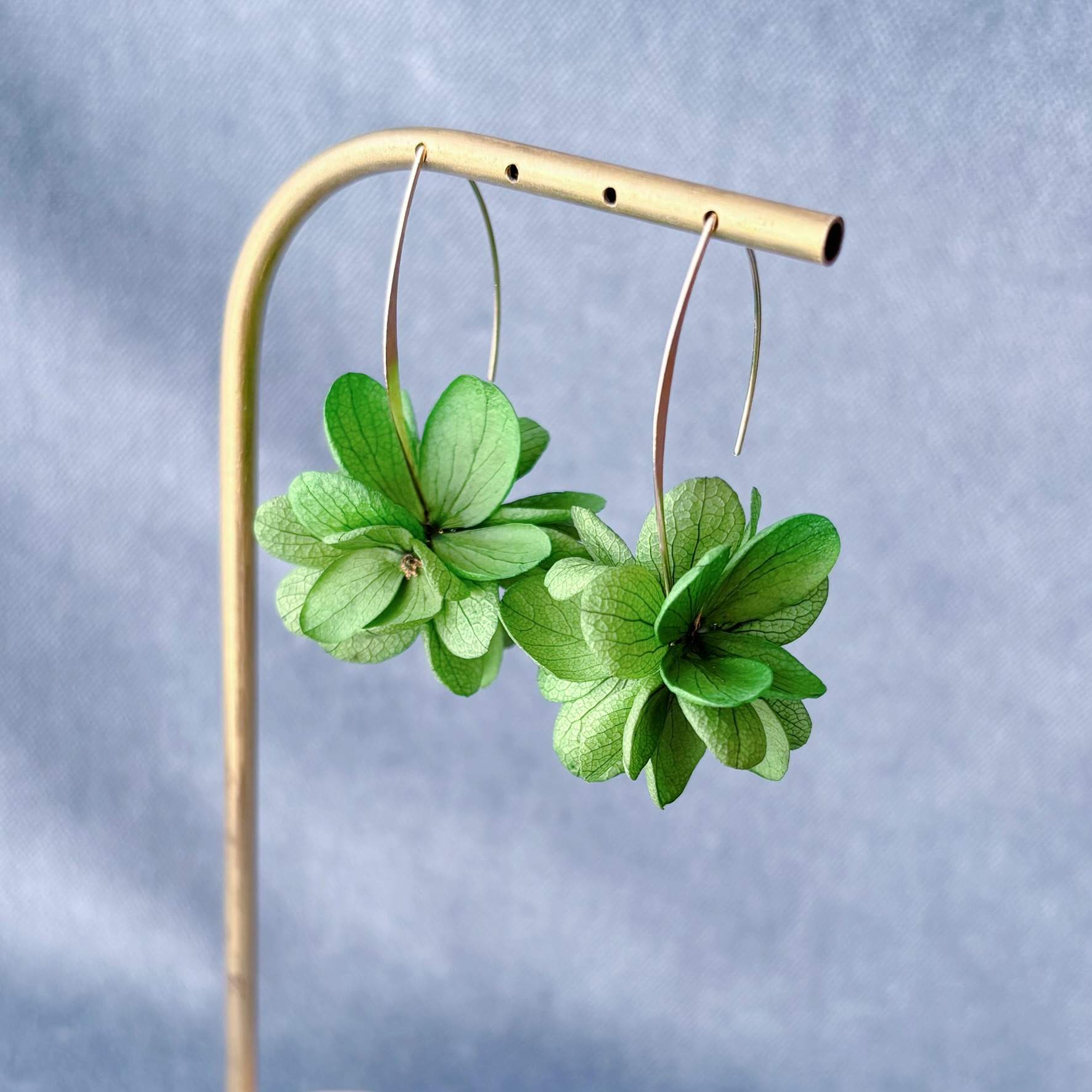 Bijoux floraux mariage vert pour mariée bohème. Boucles d’oreilles florales vertes pour mariée ou demoiselle d’honneur.