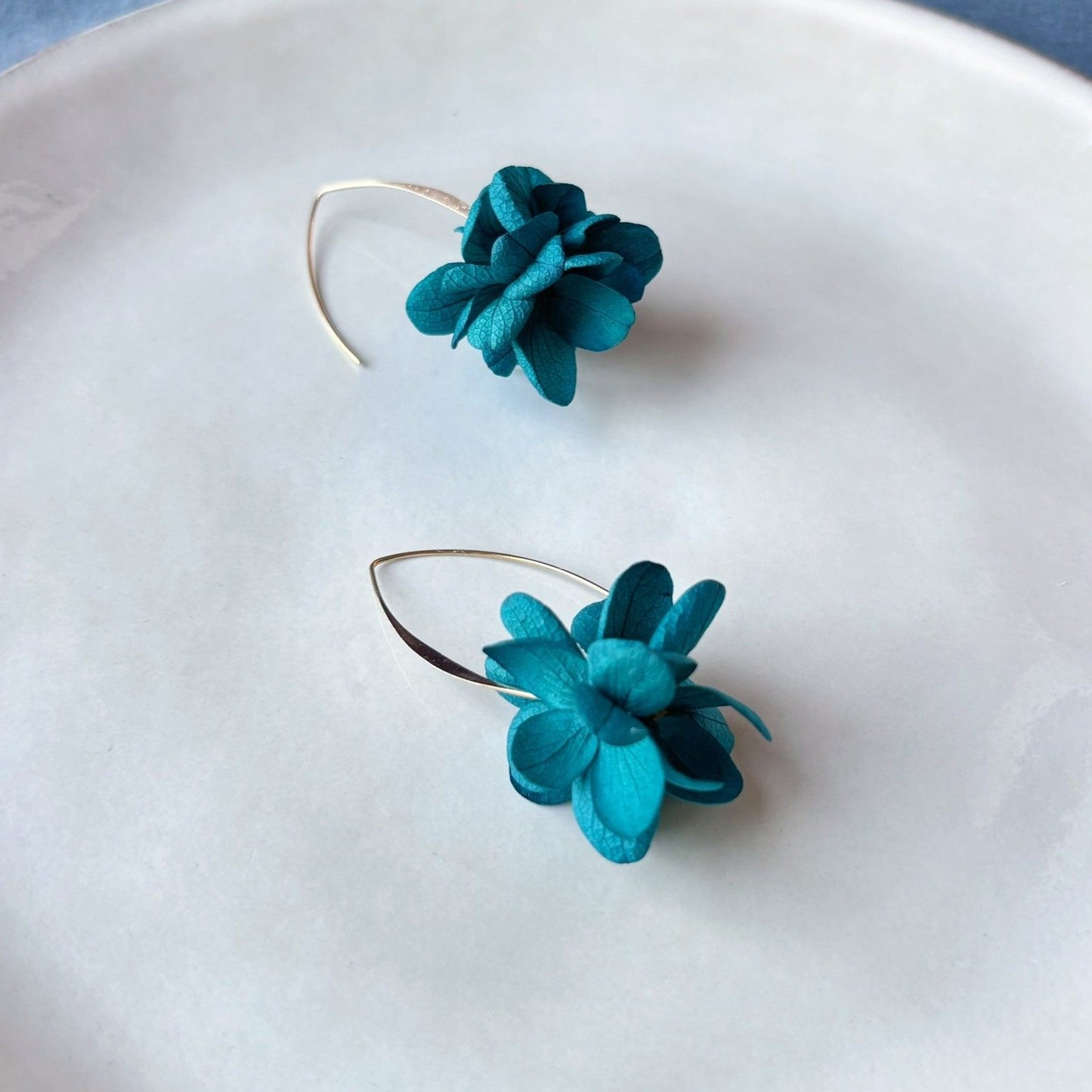 Boucles d’oreilles mariage vert et bleu paon, bijou fleuri fait main pour mariage élégant
