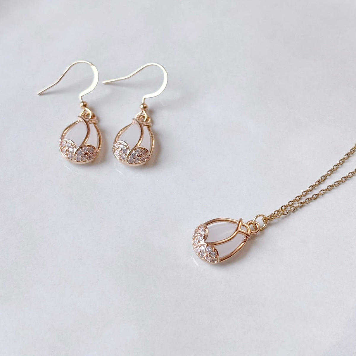 Bijou tulipe doré avec pierre laiteuse et petits strass scintillants